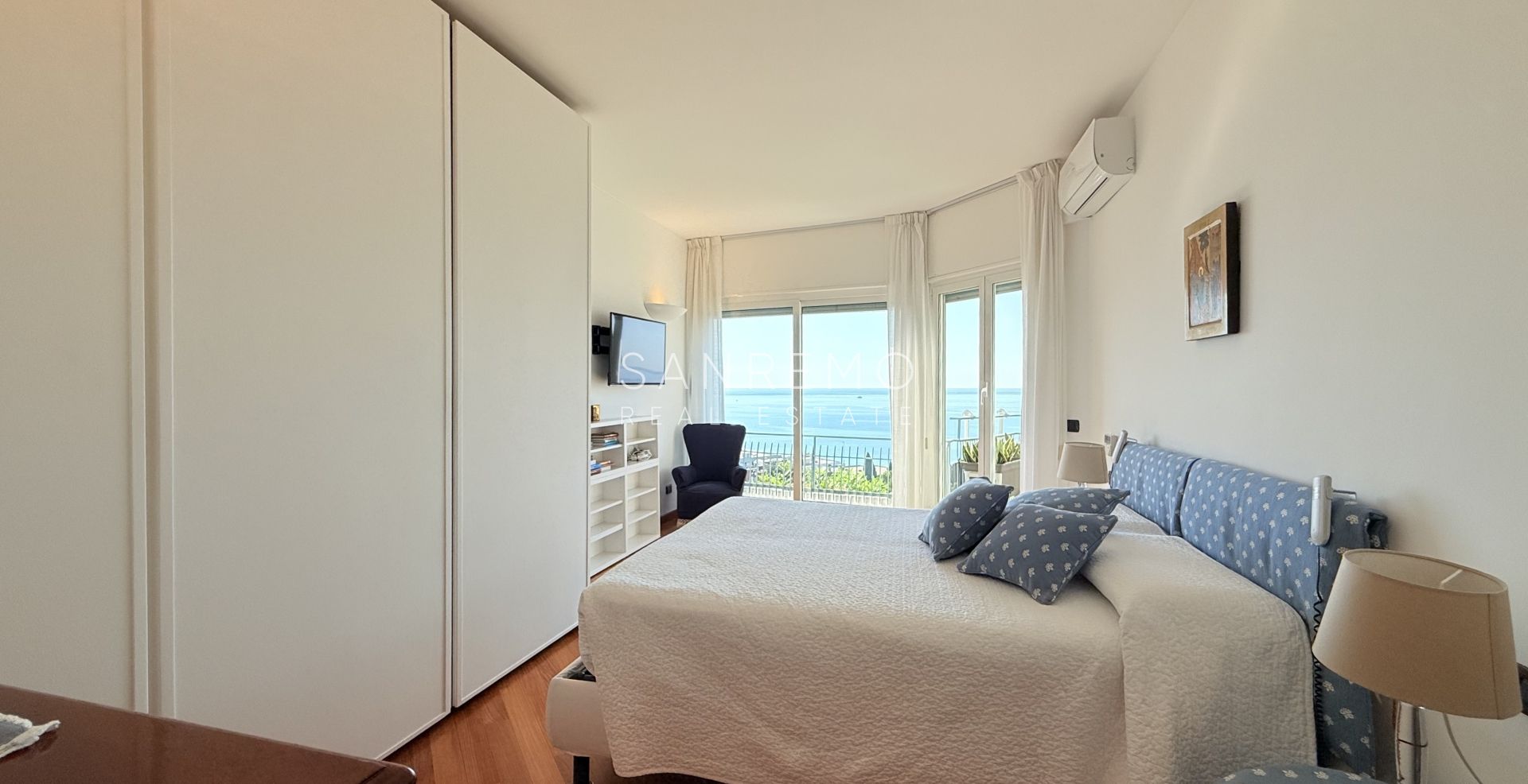 Splendid and bright apartment, fully renovated in an elegant complex with a swimming pool