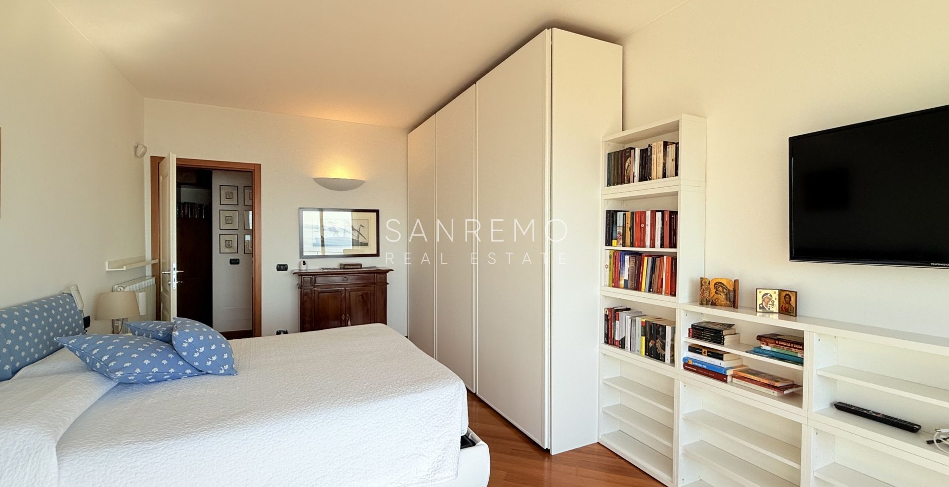 Splendid and bright apartment, fully renovated in an elegant complex with a swimming pool