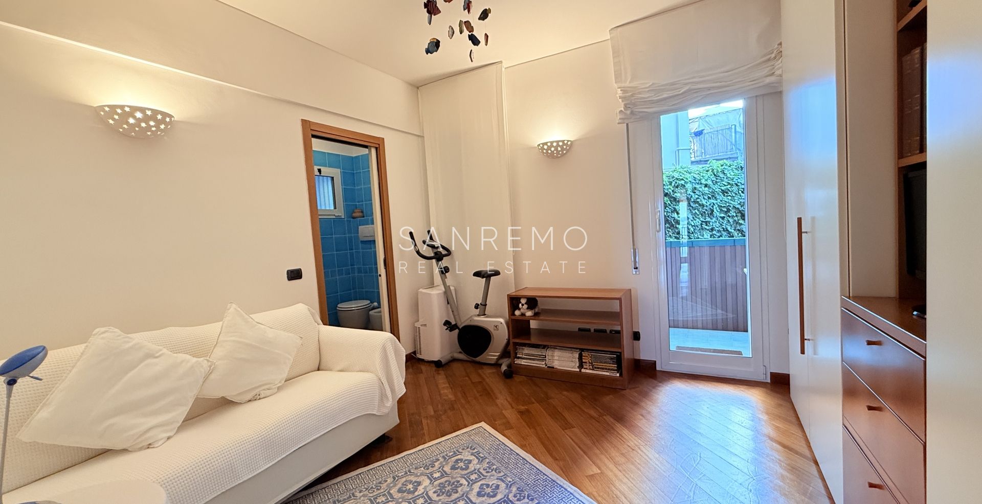 Splendid and bright apartment, fully renovated in an elegant complex with a swimming pool