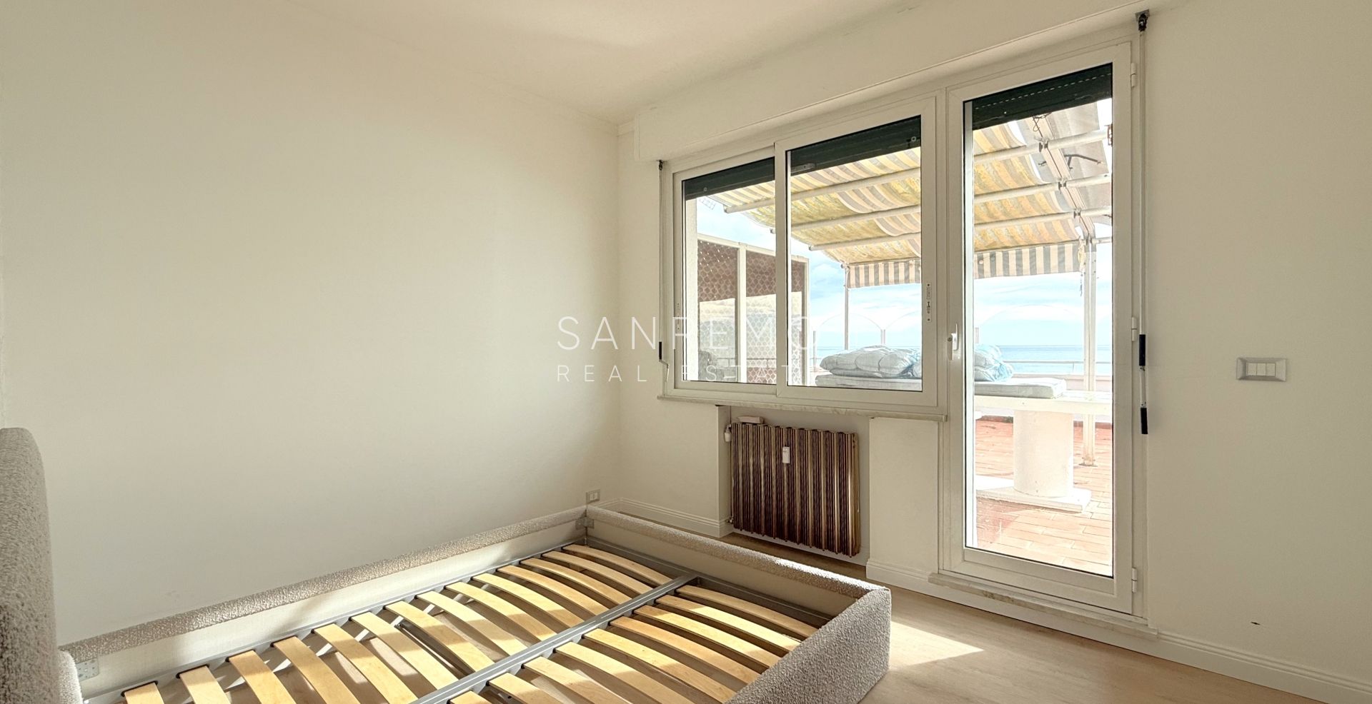 Penthouse with direct sea view