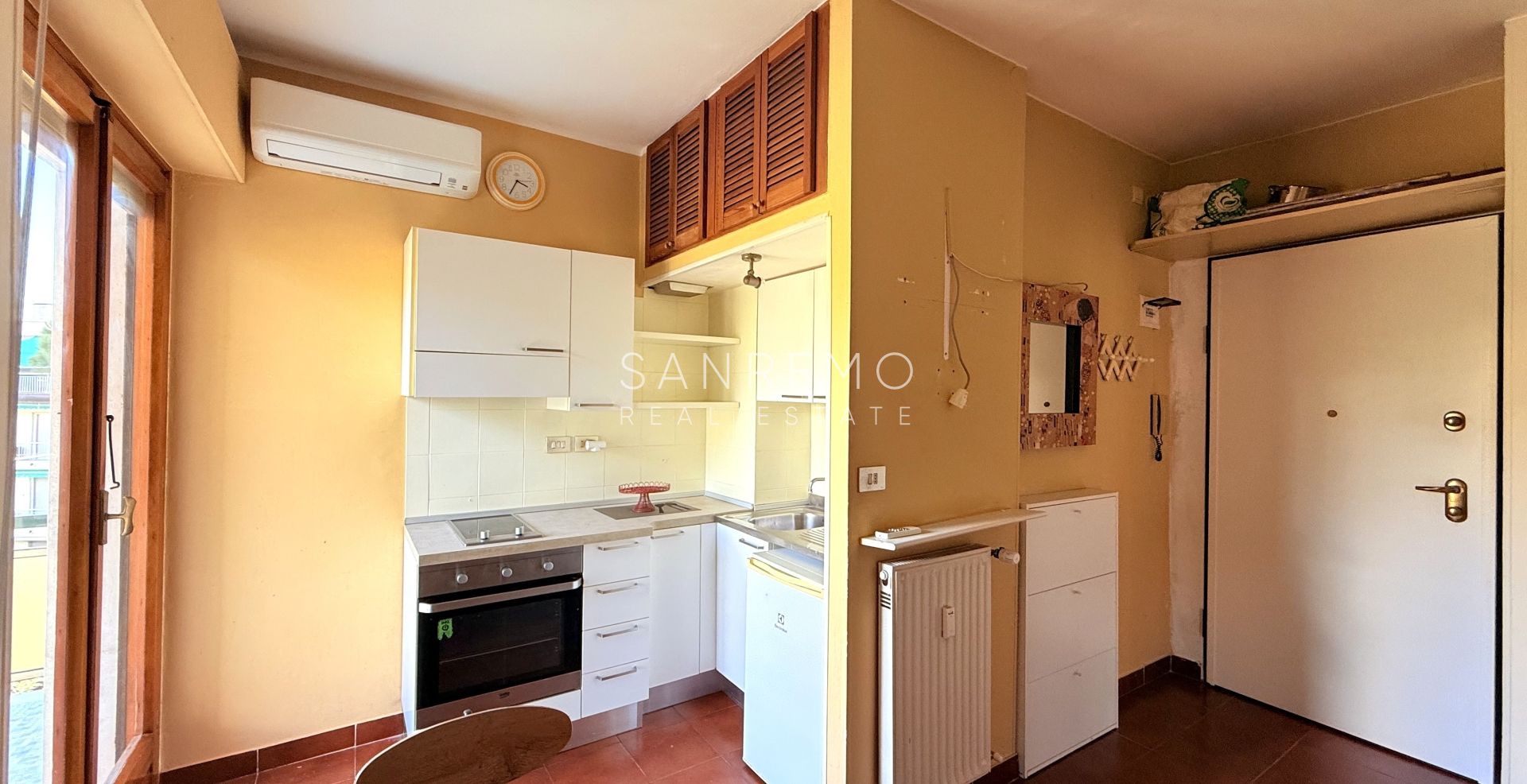 Charming one-bedroom apartment in a complex with concierge service, just a few steps from the sea