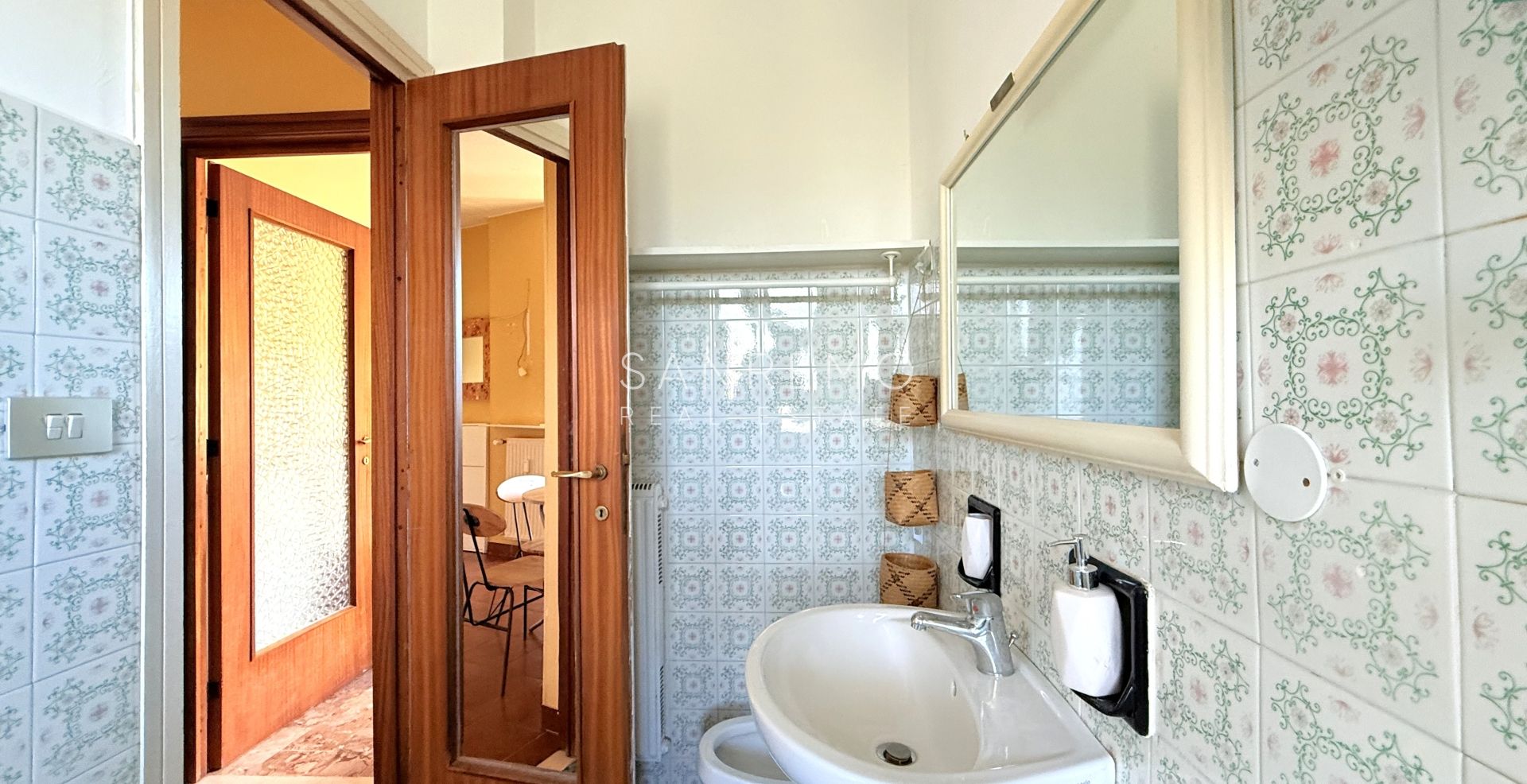 Charming one-bedroom apartment in a complex with concierge service, just a few steps from the sea