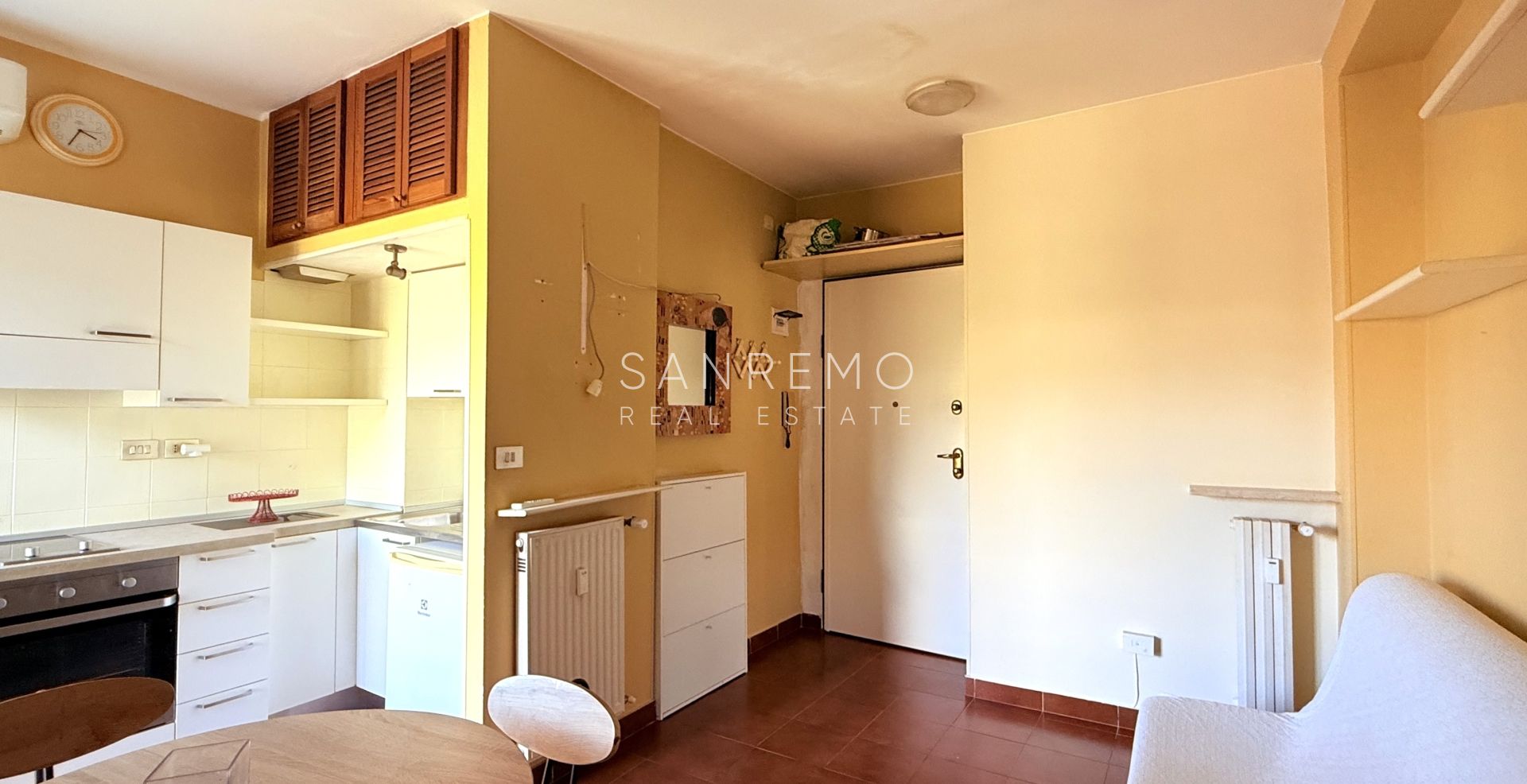 Charming one-bedroom apartment in a complex with concierge service, just a few steps from the sea