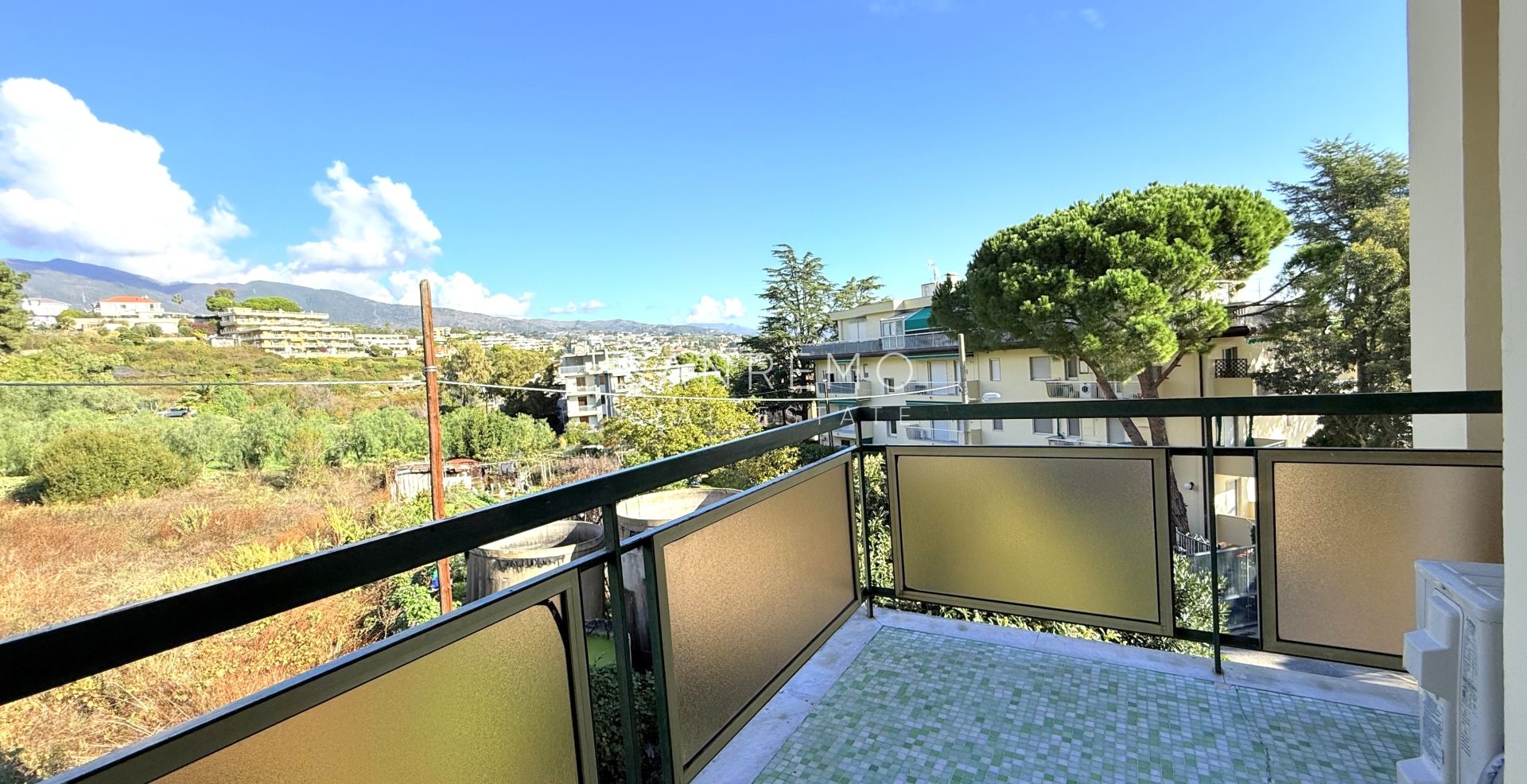 Charming one-bedroom apartment in a complex with concierge service, just a few steps from the sea