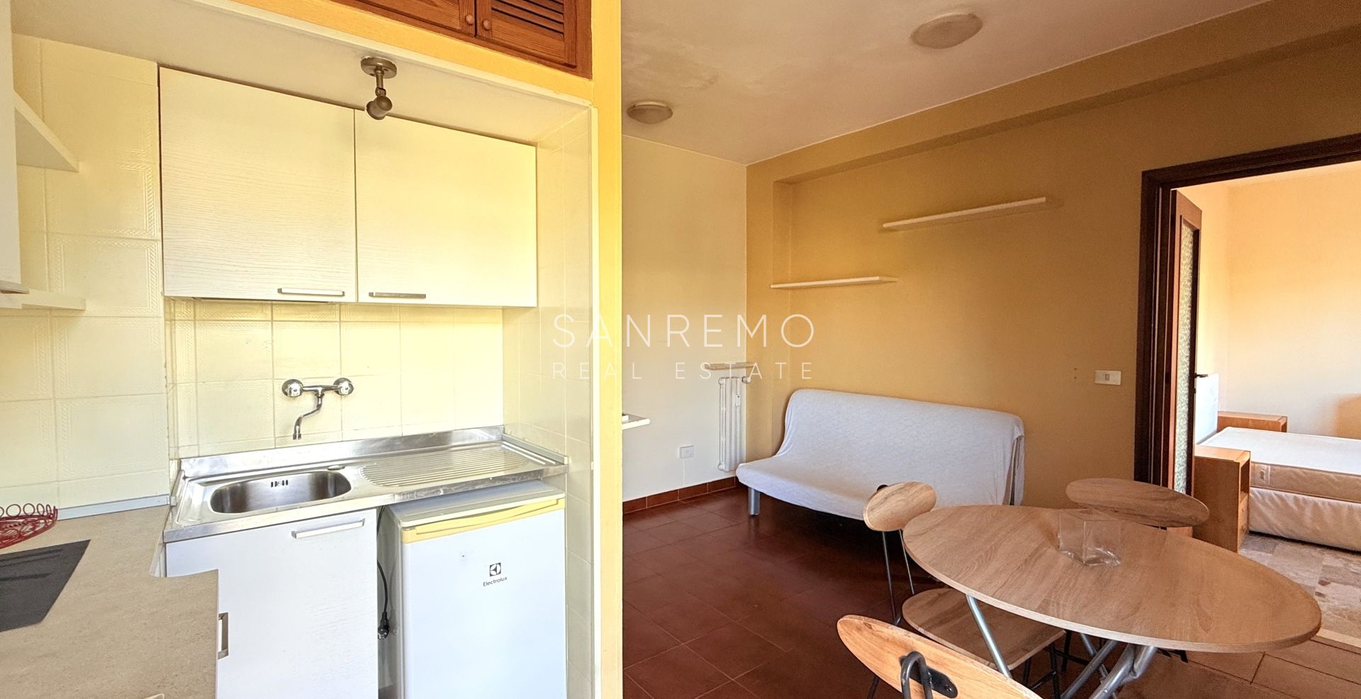 Charming one-bedroom apartment in a complex with concierge service, just a few steps from the sea