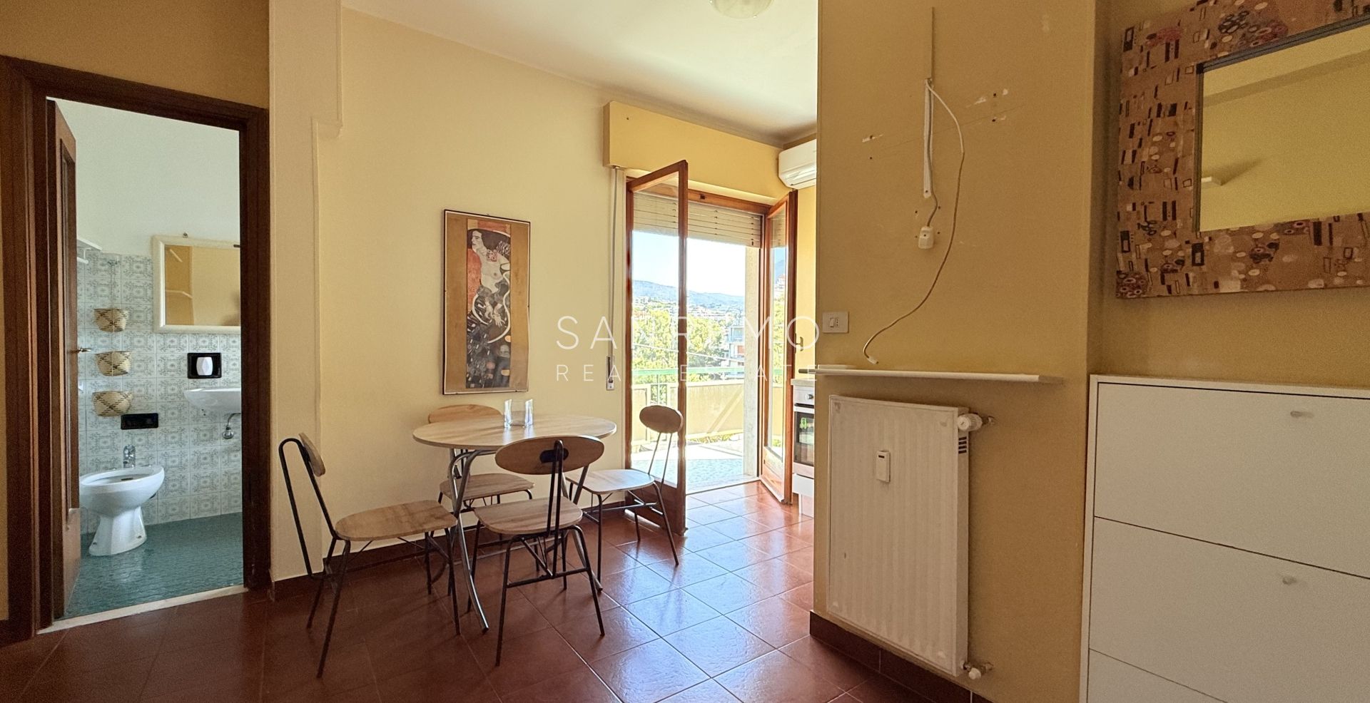 Charming one-bedroom apartment in a complex with concierge service, just a few steps from the sea