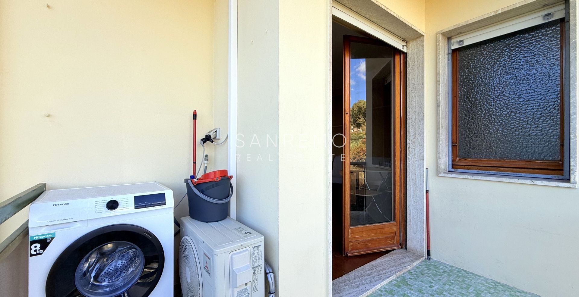 Charming one-bedroom apartment in a complex with concierge service, just a few steps from the sea