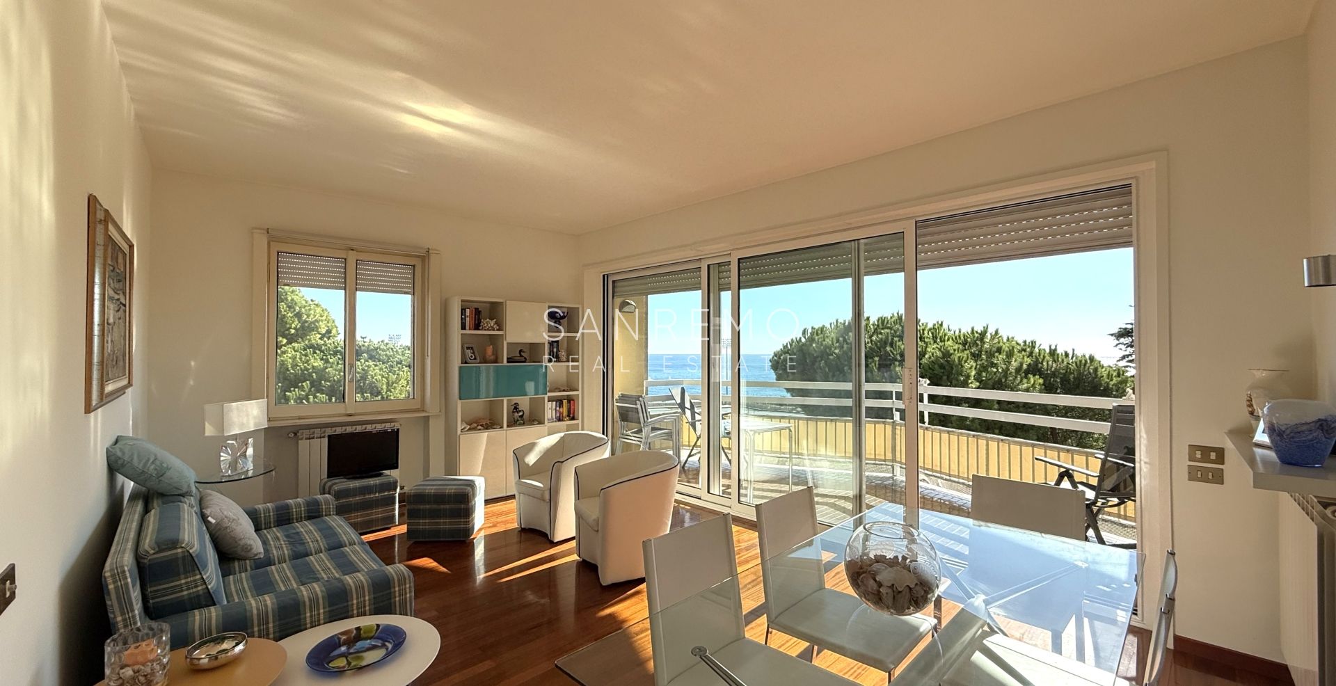 Bright apartment just a few steps from the sea and the cycle path