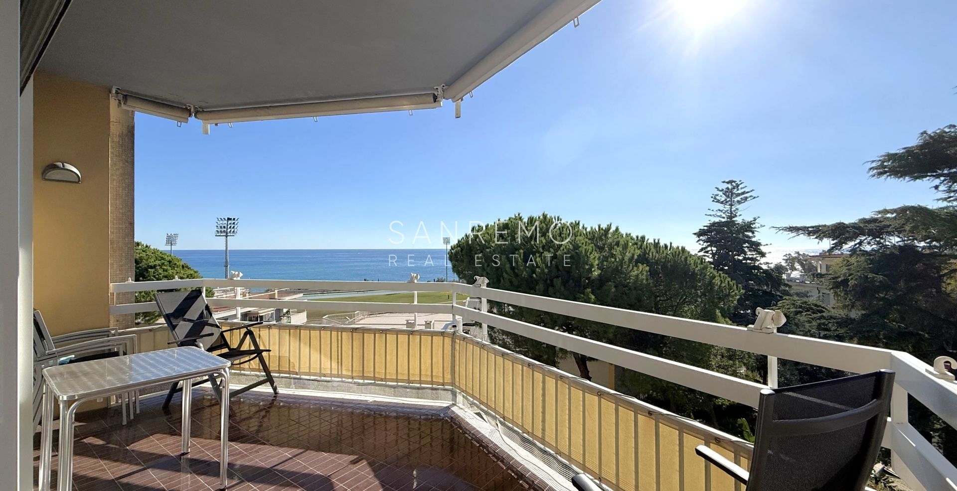 Bright apartment just a few steps from the sea and the cycle path