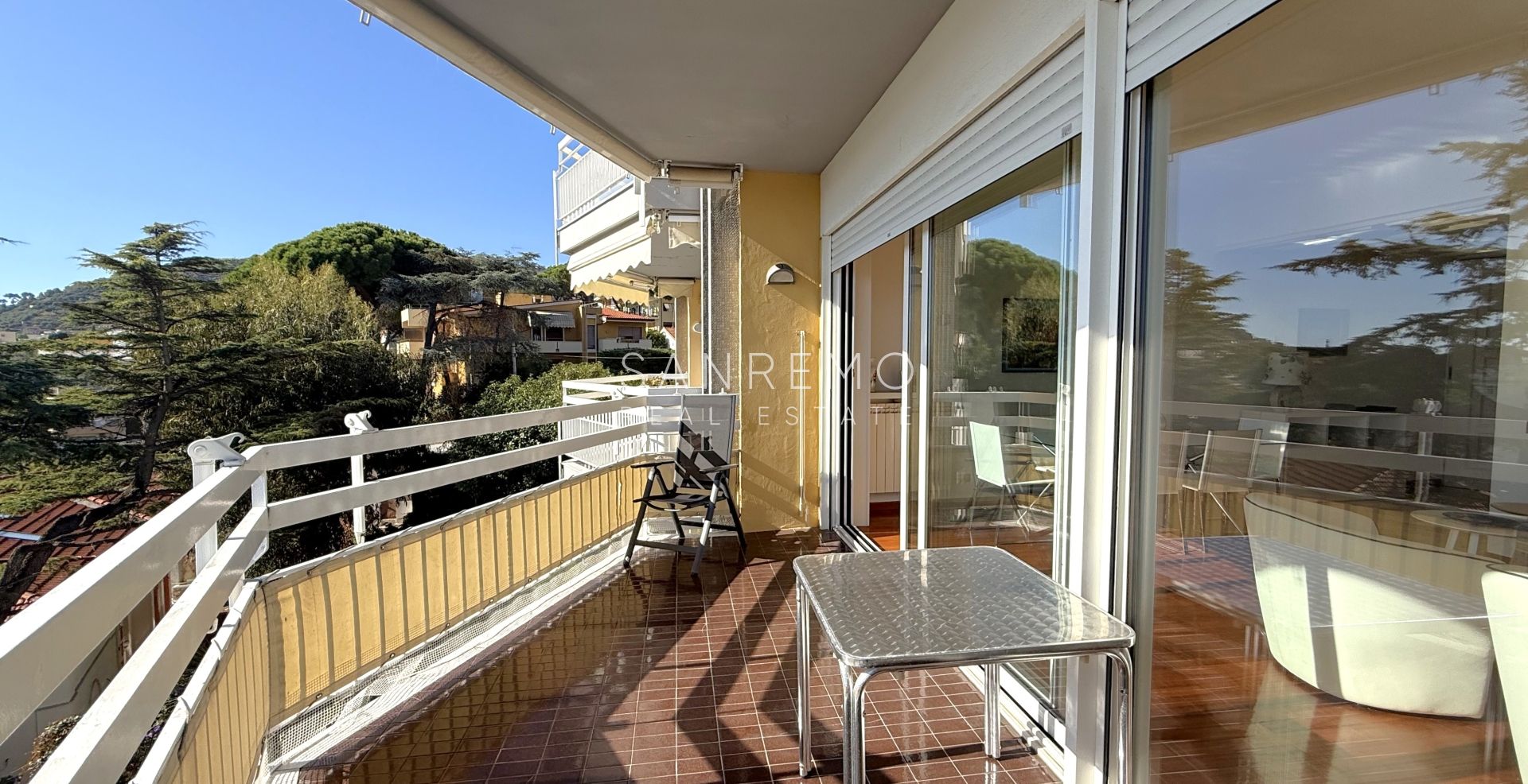 Bright apartment just a few steps from the sea and the cycle path