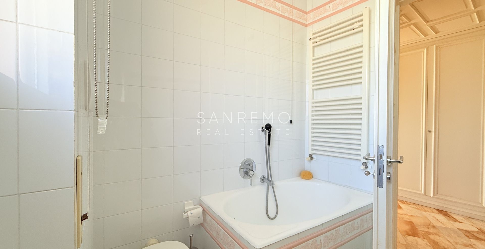 Bright apartment just a few steps from the sea and the cycle path