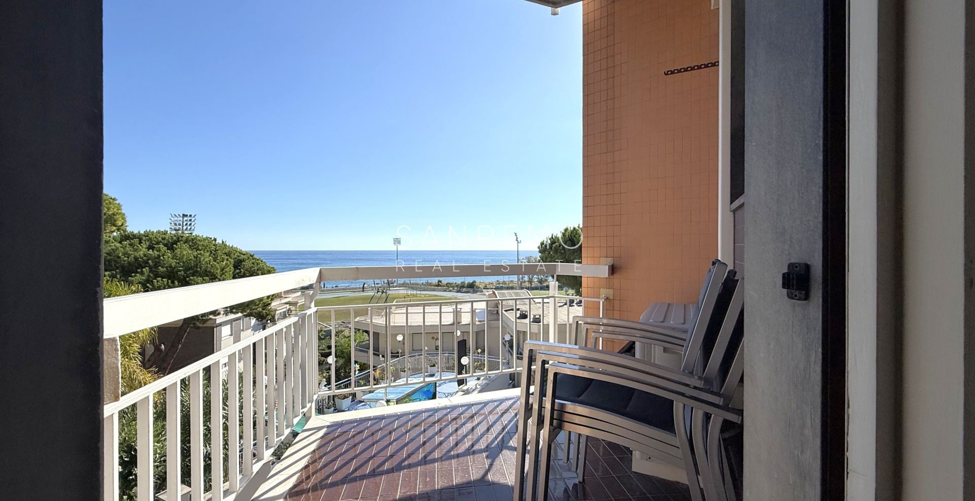 Bright apartment just a few steps from the sea and the cycle path