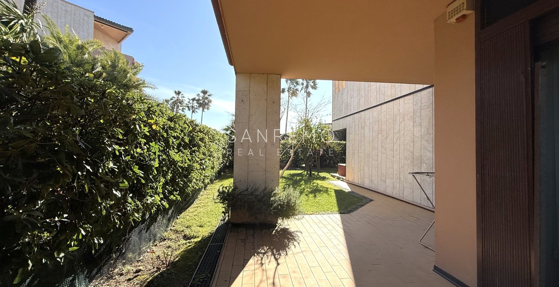 Three-room apartment by the sea in an elegant complex with a swimming pool