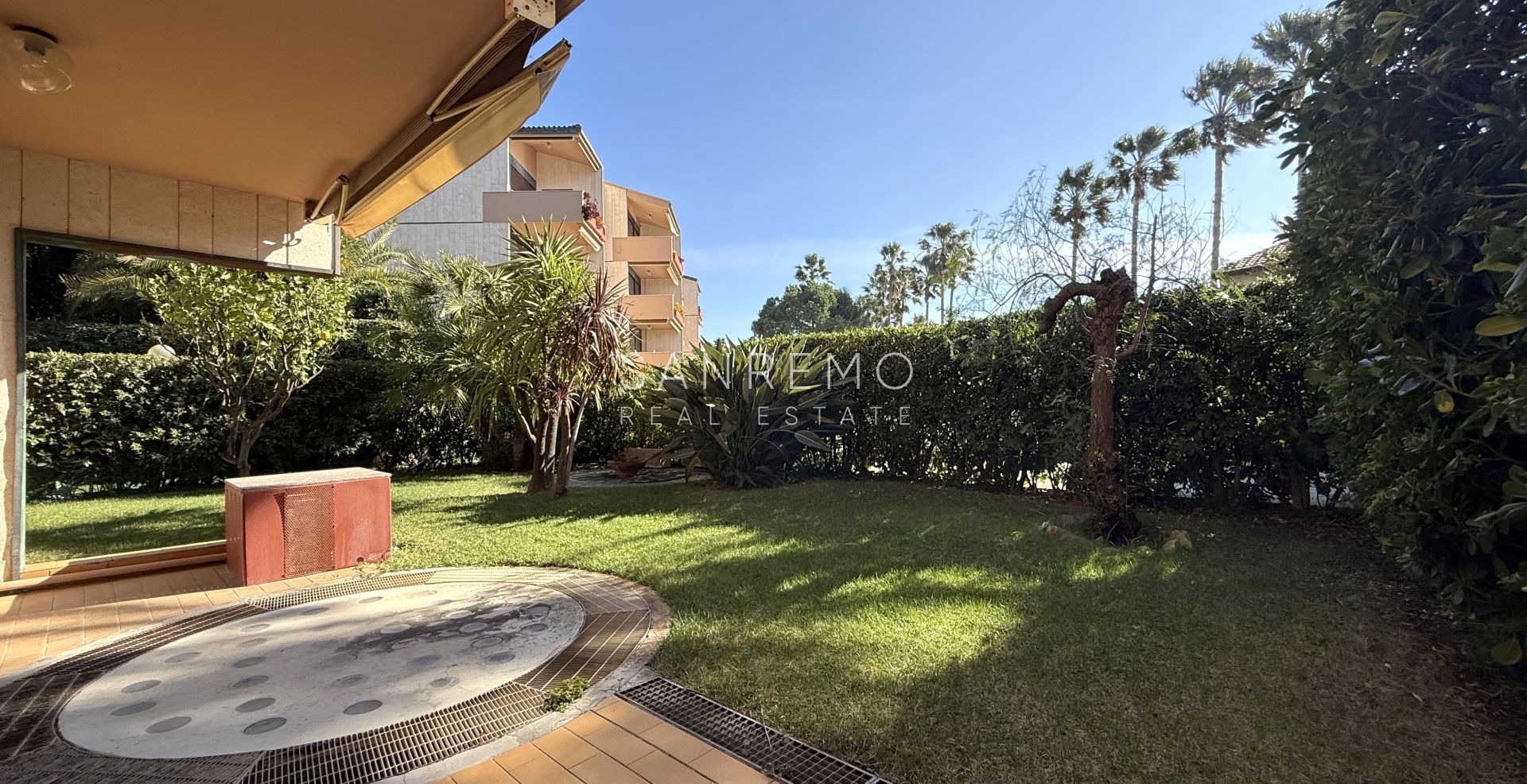 Three-room apartment by the sea in an elegant complex with a swimming pool