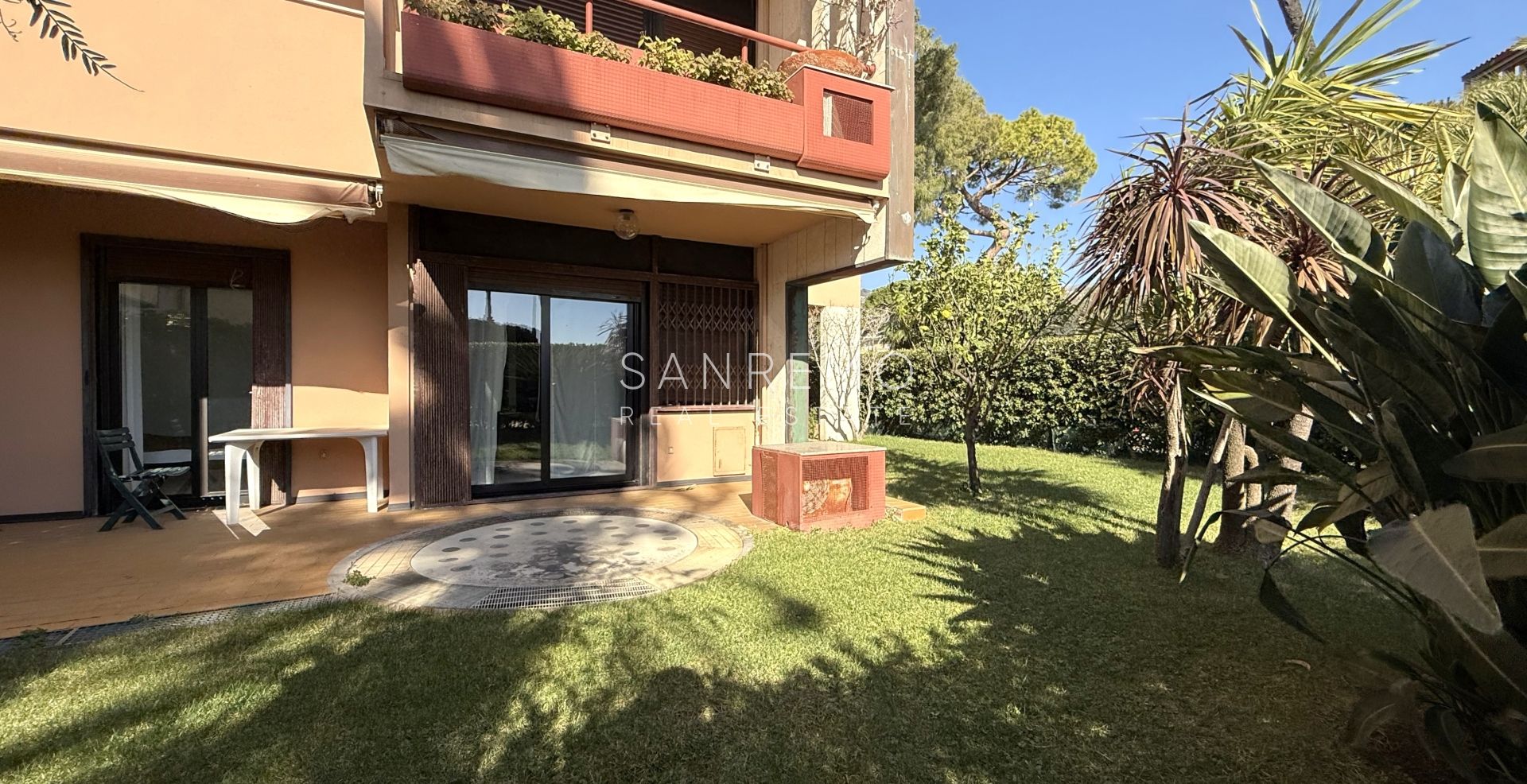 Three-room apartment by the sea in an elegant complex with a swimming pool