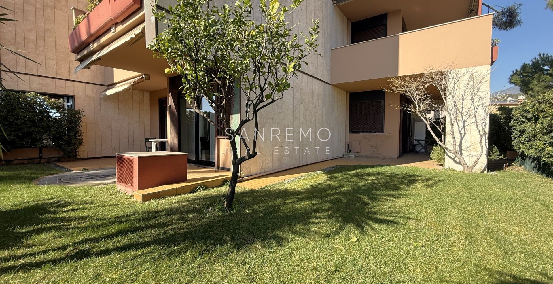 Three-room apartment by the sea in an elegant complex with a swimming pool