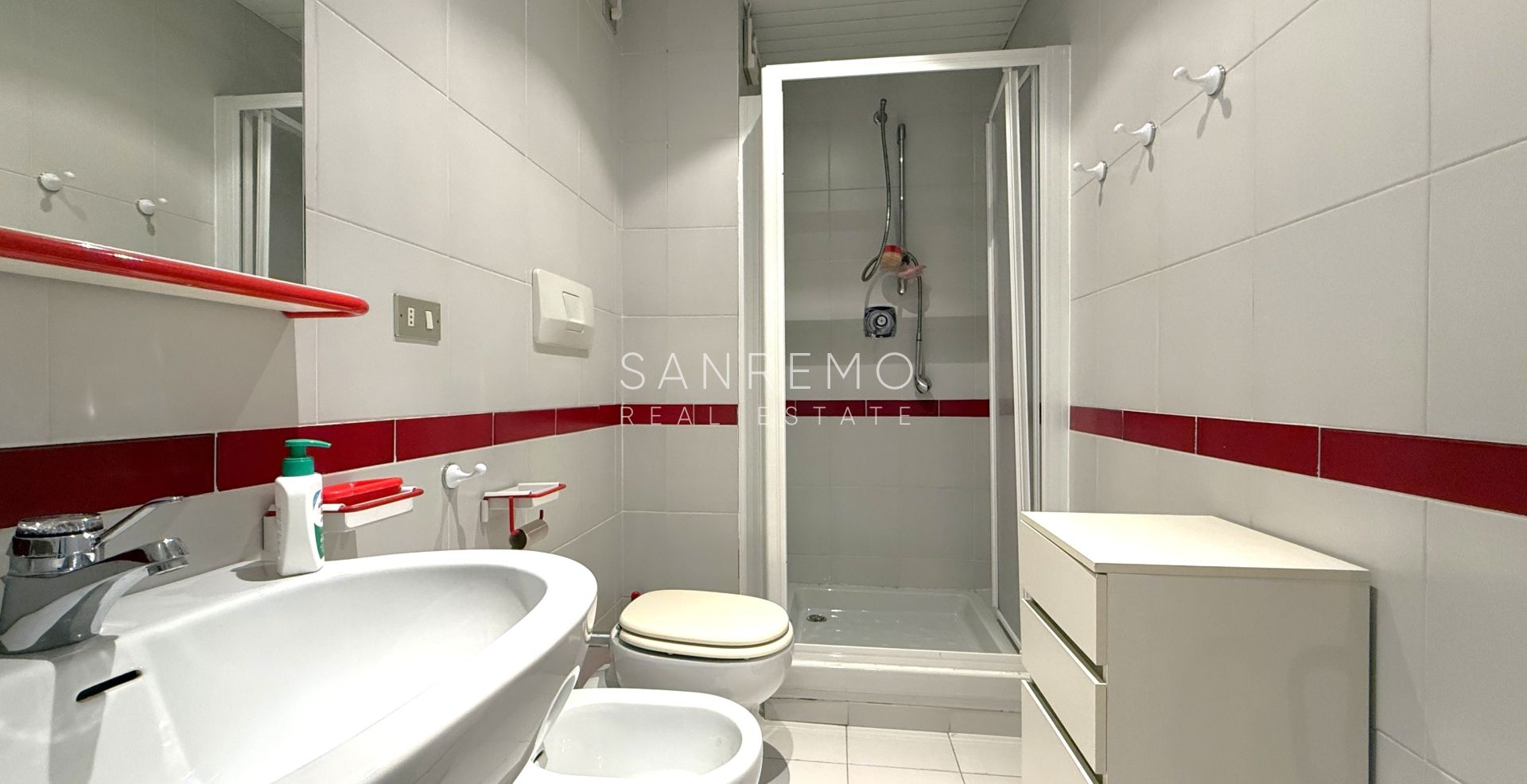 Three-room apartment by the sea in an elegant complex with a swimming pool