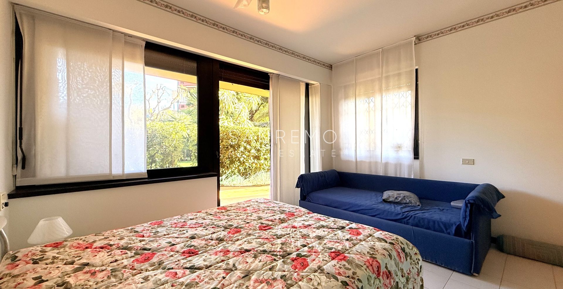 Three-room apartment by the sea in an elegant complex with a swimming pool