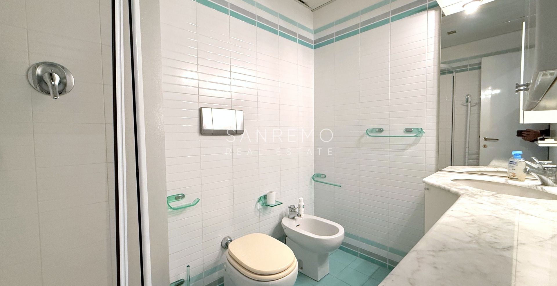 Three-room apartment by the sea in an elegant complex with a swimming pool