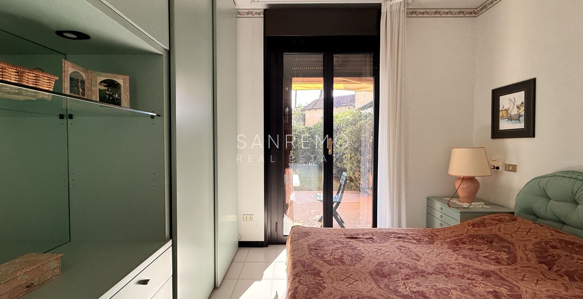 Three-room apartment by the sea in an elegant complex with a swimming pool