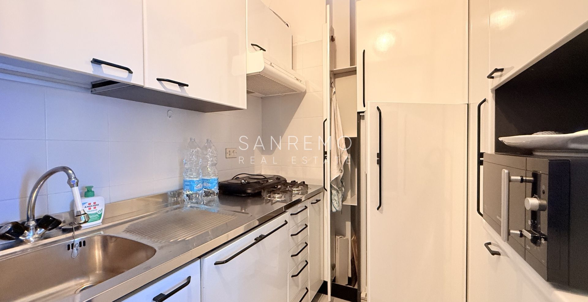 Three-room apartment by the sea in an elegant complex with a swimming pool