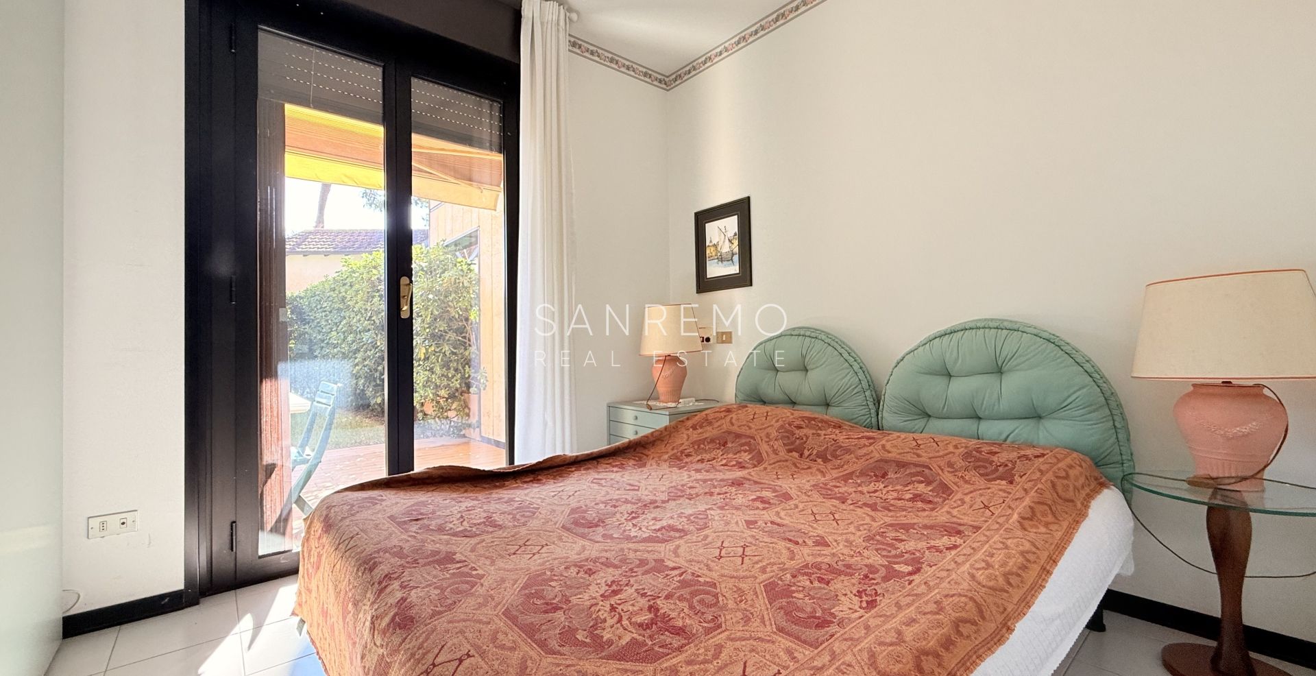 Three-room apartment by the sea in an elegant complex with a swimming pool