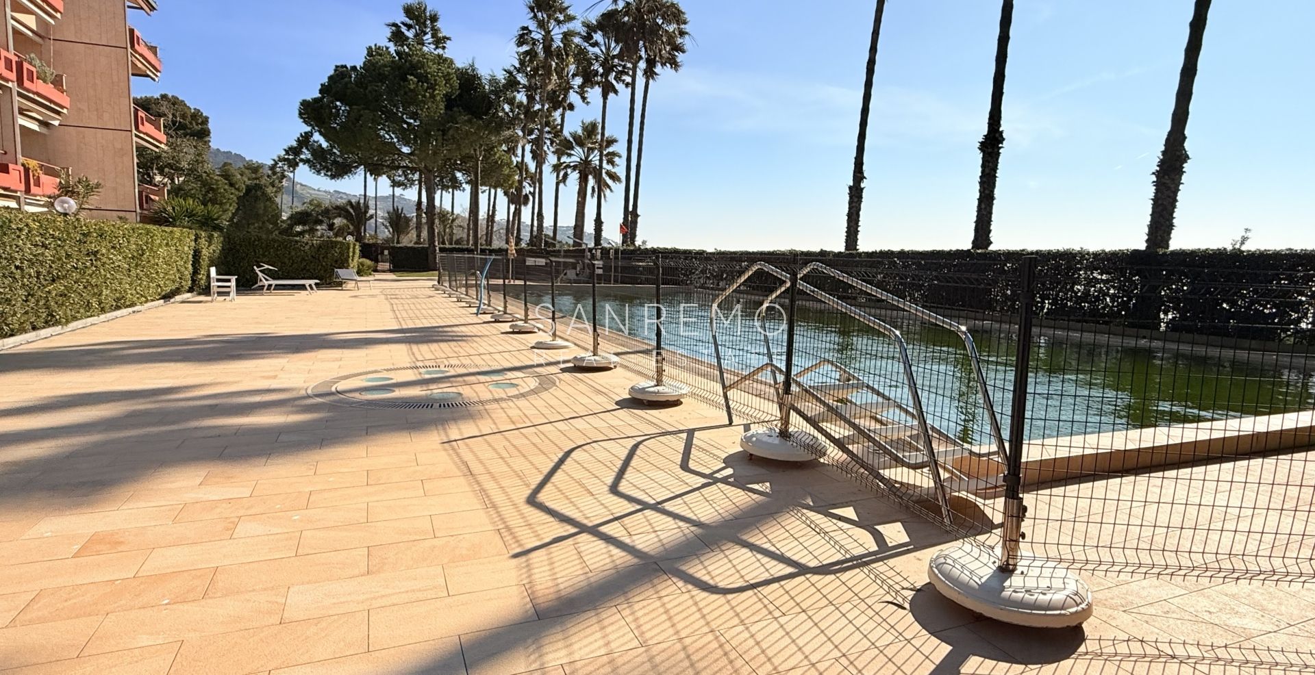 Three-room apartment by the sea in an elegant complex with a swimming pool