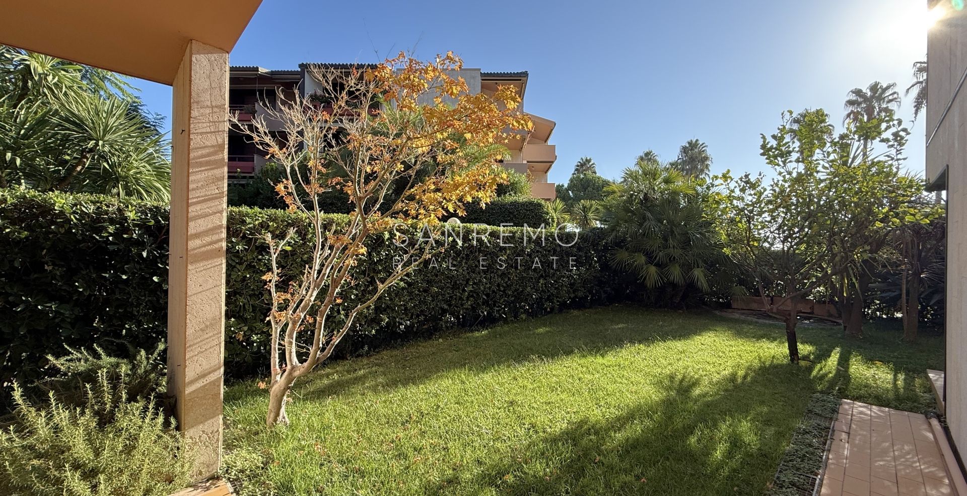 Three-room apartment by the sea in an elegant complex with a swimming pool