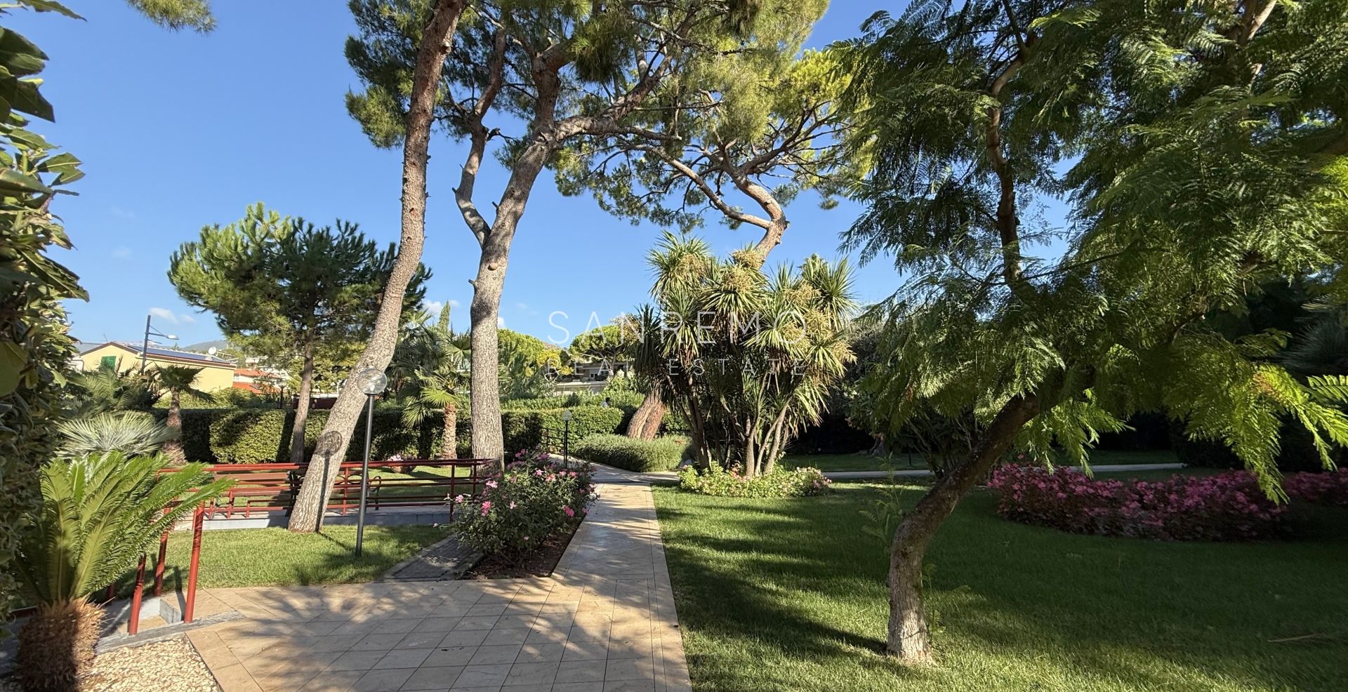 Three-room apartment by the sea in an elegant complex with a swimming pool