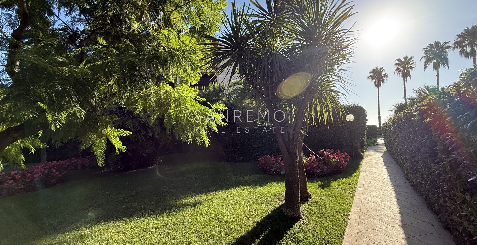 Three-room apartment by the sea in an elegant complex with a swimming pool