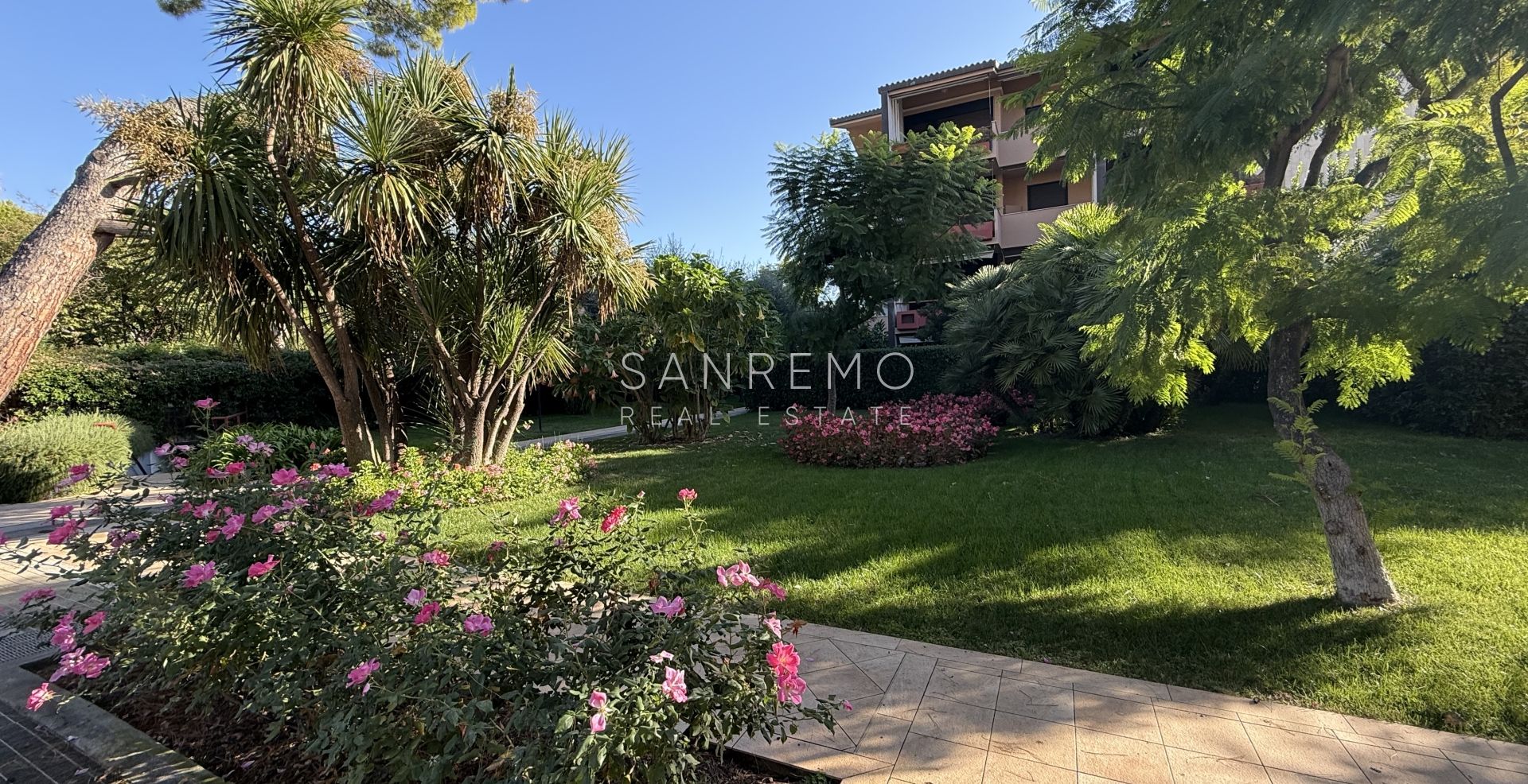 Three-room apartment by the sea in an elegant complex with a swimming pool