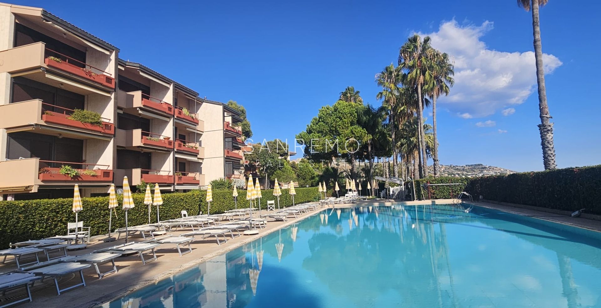 Three-room apartment by the sea in an elegant complex with a swimming pool