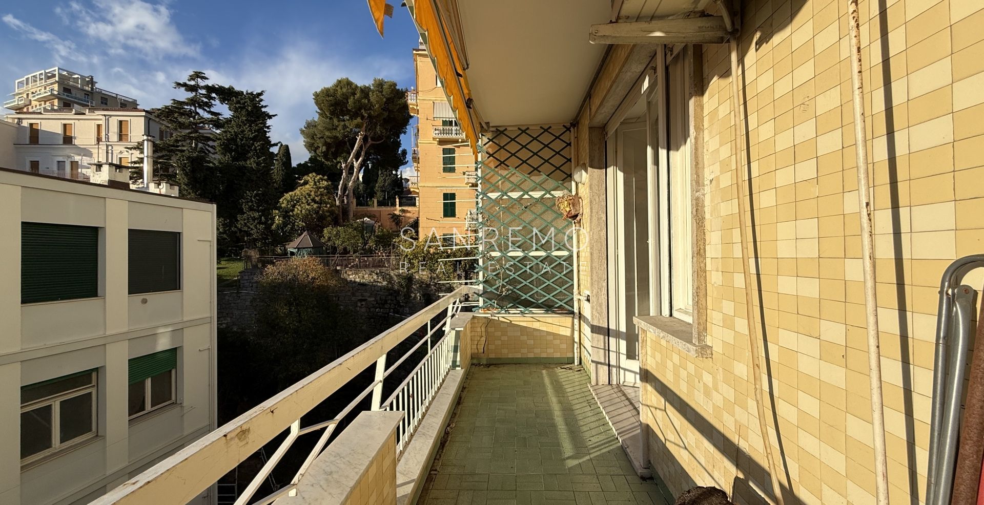 Bright one-bedroom apartment with a terrace in an elegant condominium