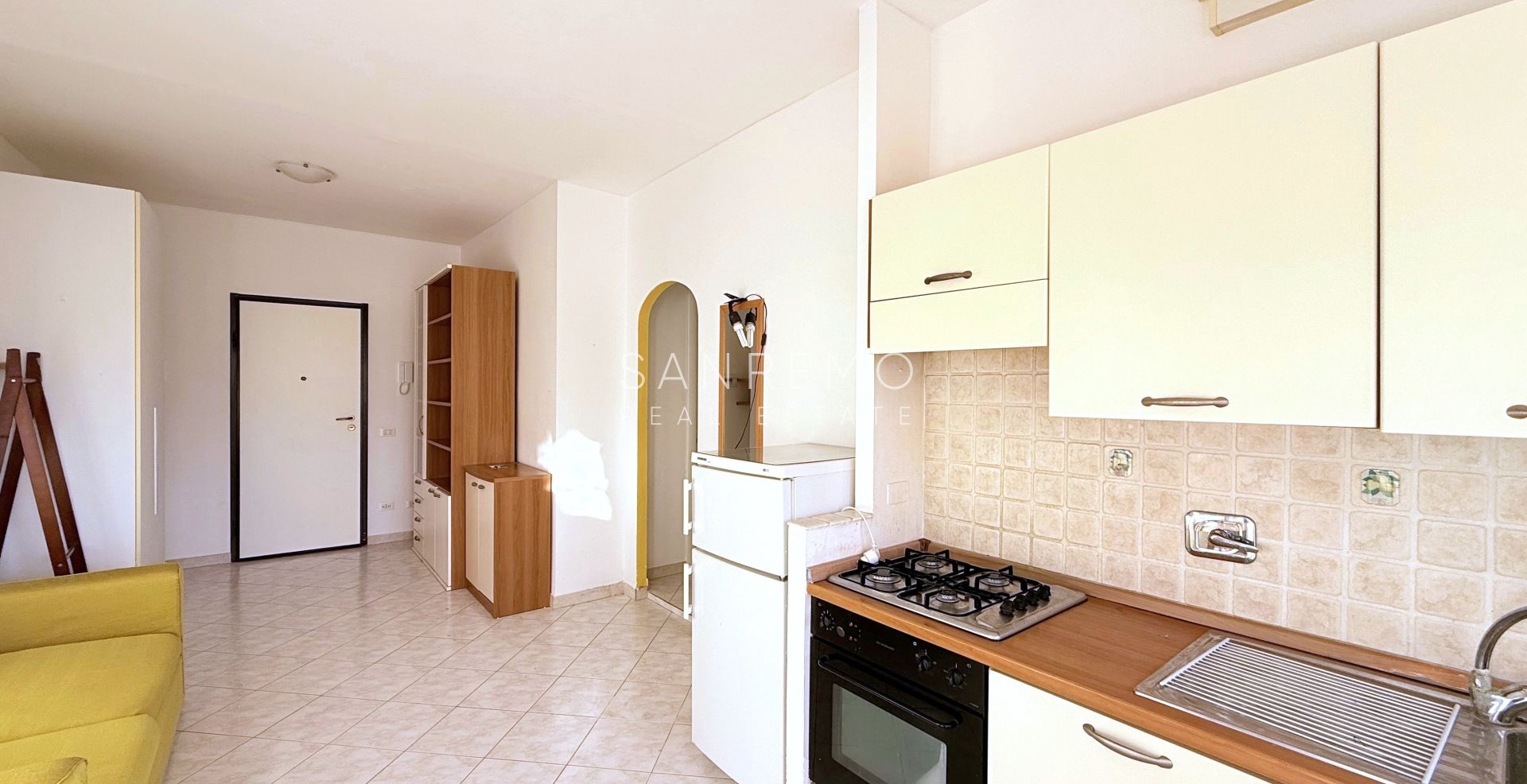 Bright one-bedroom apartment with a terrace in an elegant condominium