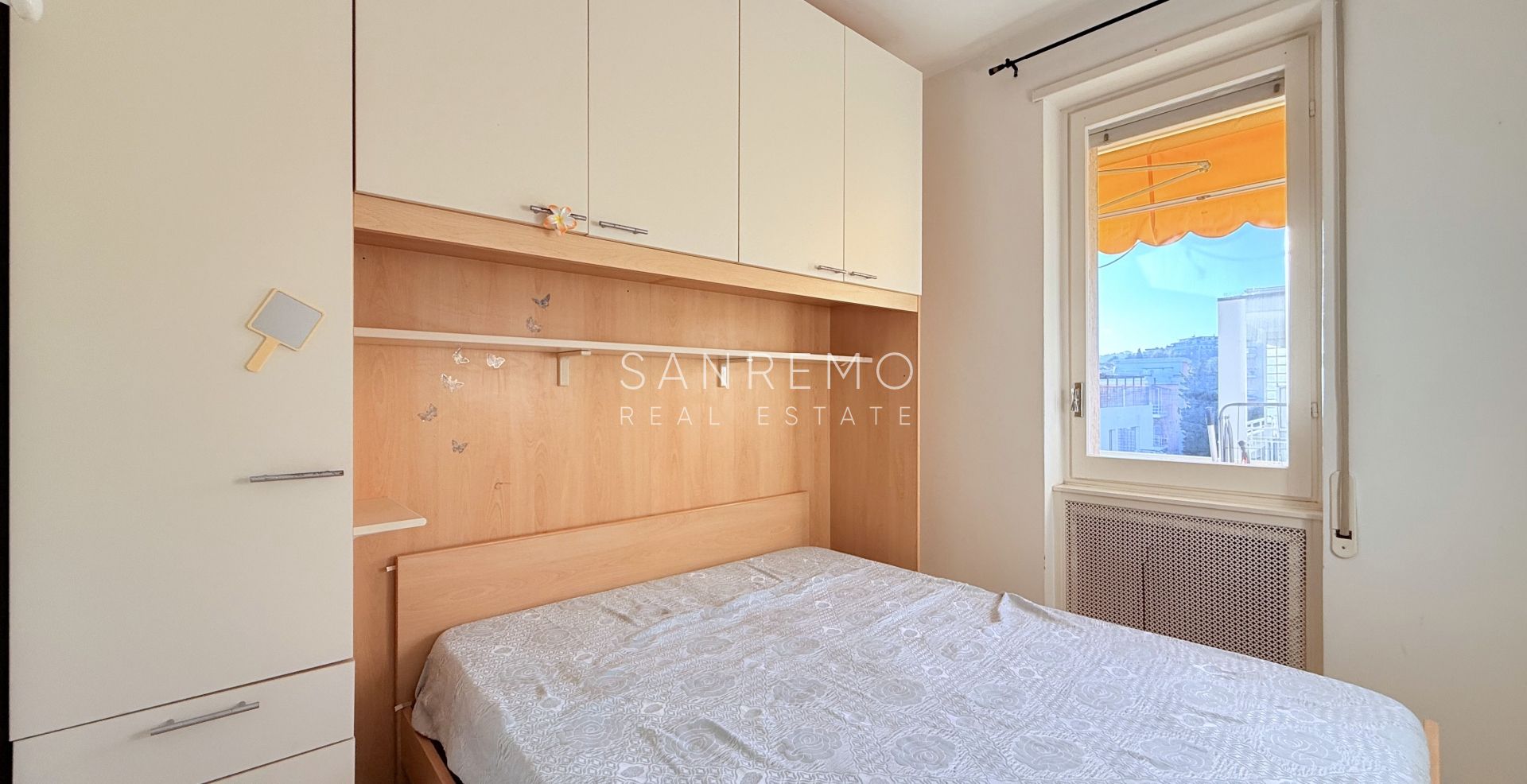 Bright one-bedroom apartment with a terrace in an elegant condominium