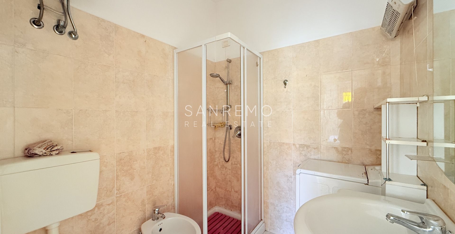 Bright one-bedroom apartment with a terrace in an elegant condominium