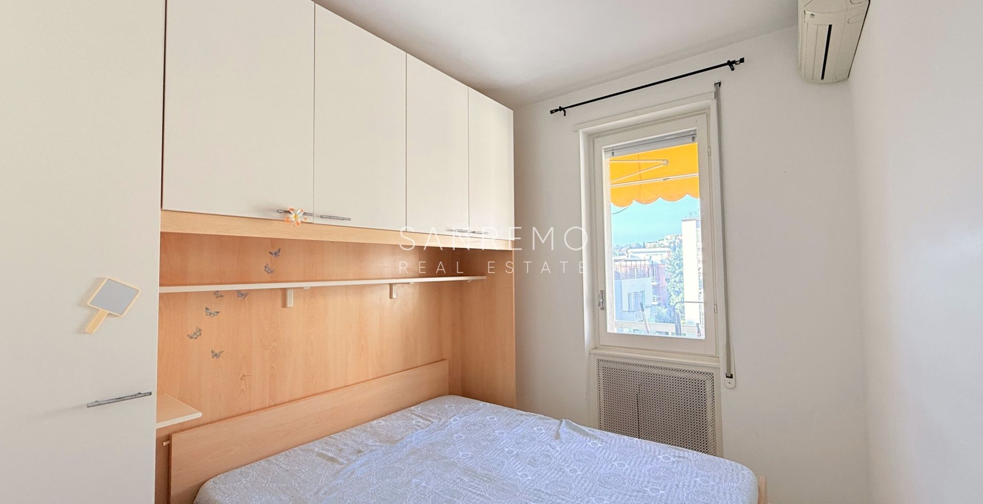 Bright one-bedroom apartment with a terrace in an elegant condominium