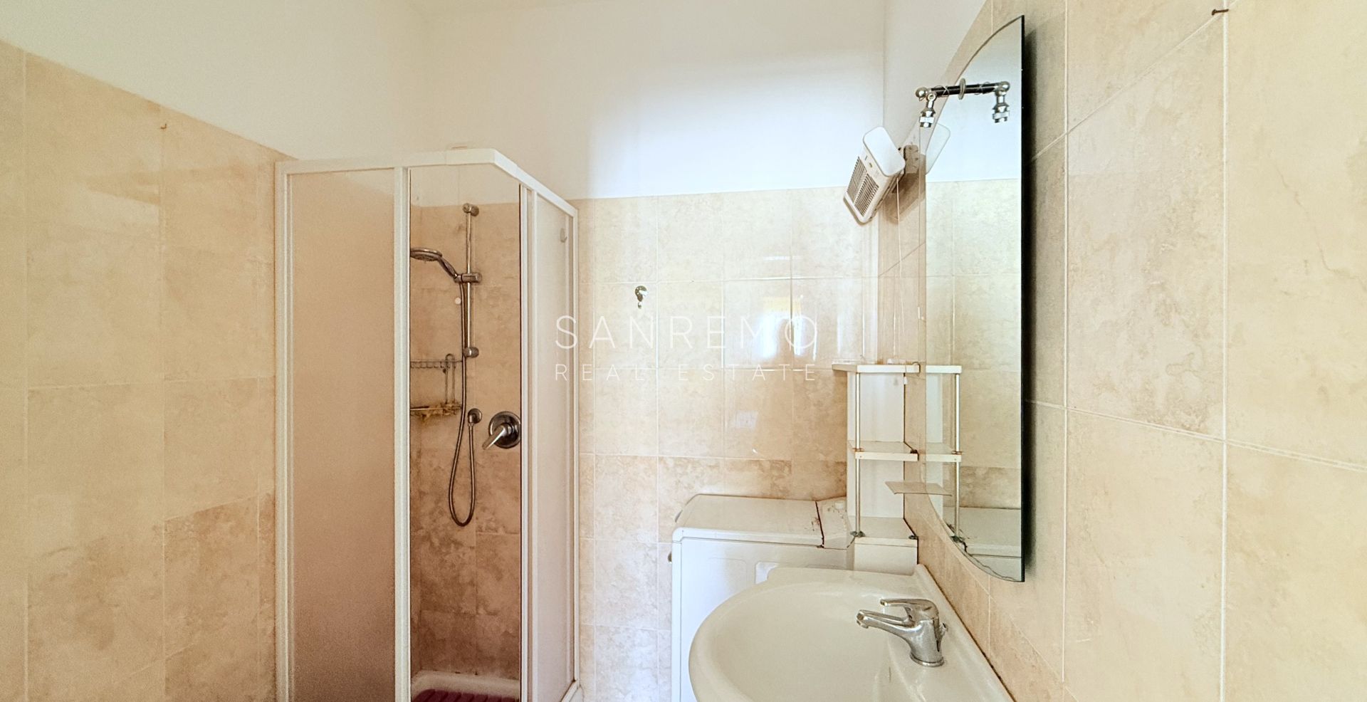 Bright one-bedroom apartment with a terrace in an elegant condominium