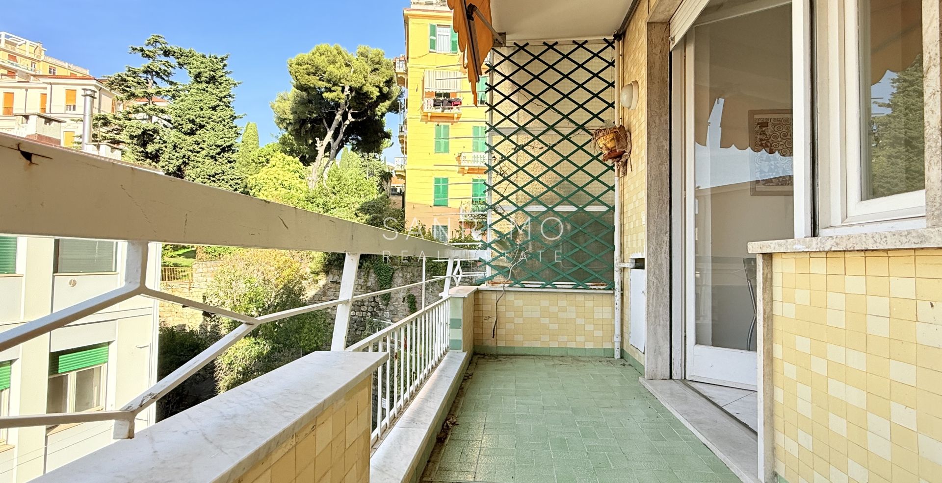 Bright one-bedroom apartment with a terrace in an elegant condominium