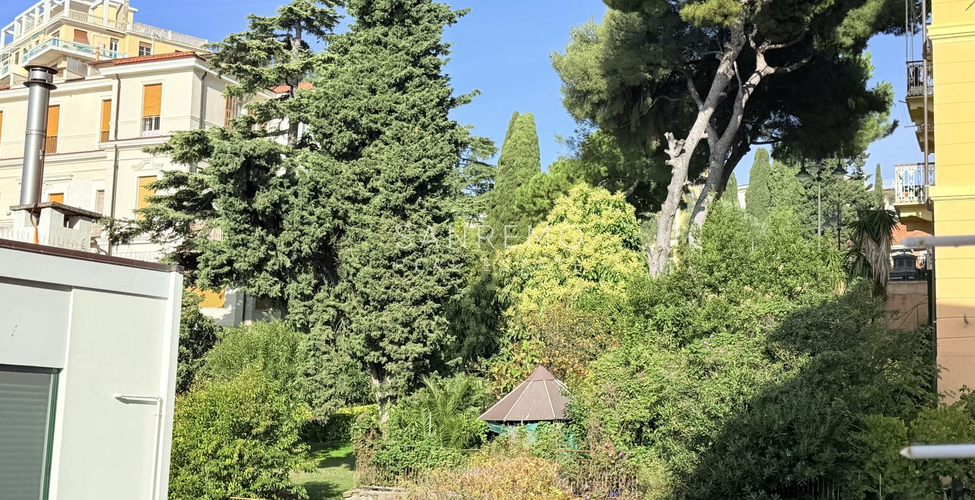 Bright one-bedroom apartment with a terrace in an elegant condominium