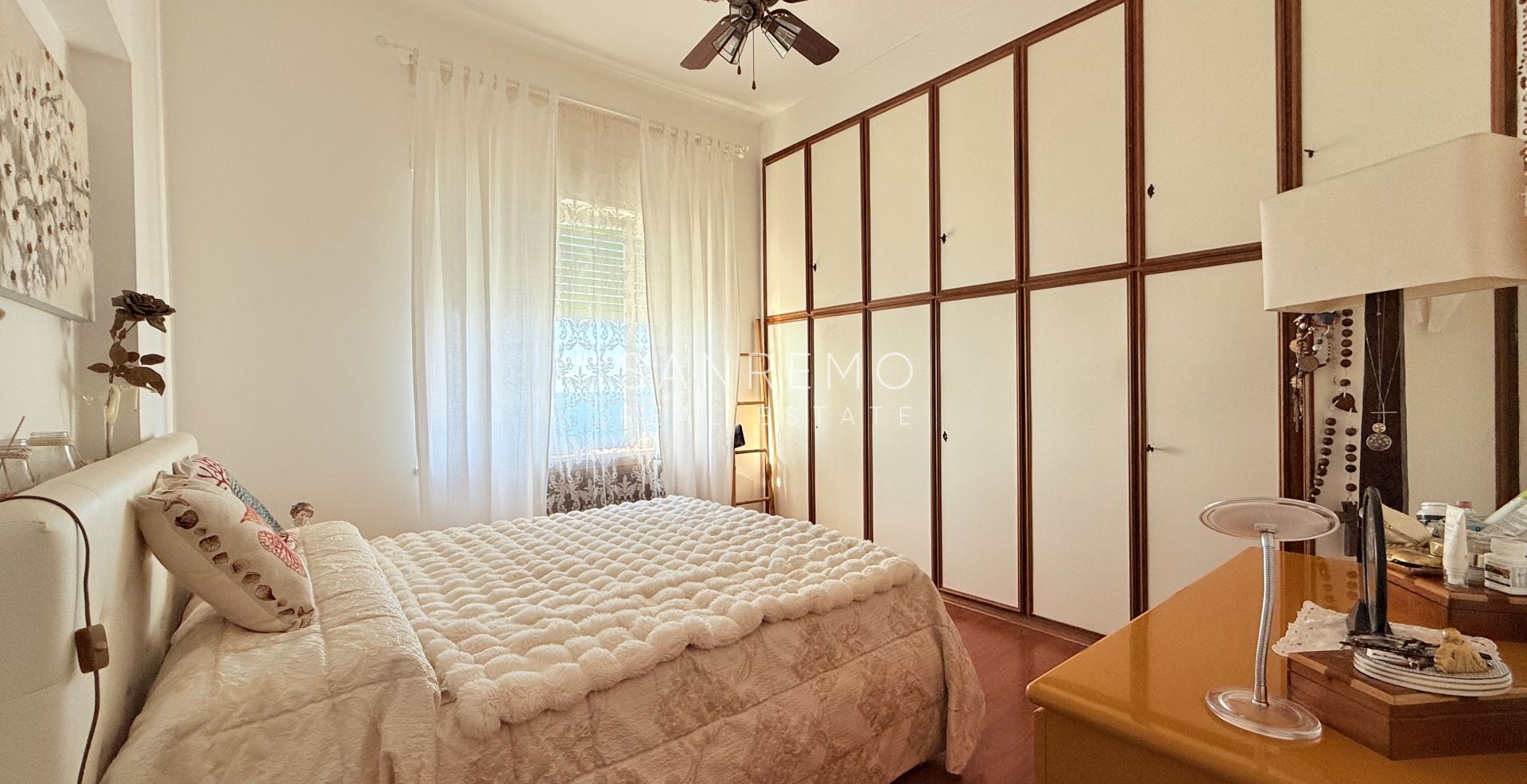 Two-level apartment with a beautiful view over the entire Gulf of Ospedaletti