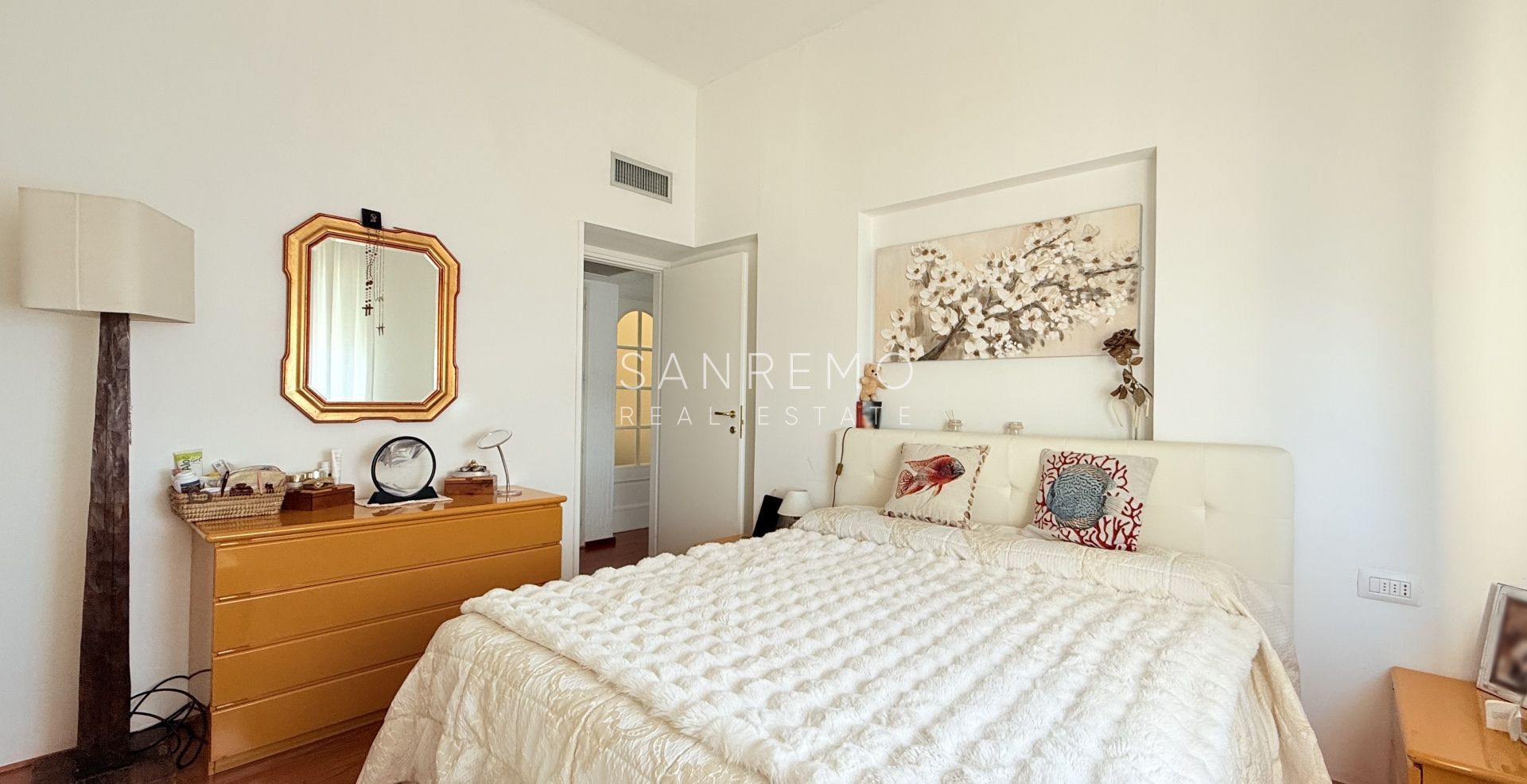 Two-level apartment with a beautiful view over the entire Gulf of Ospedaletti