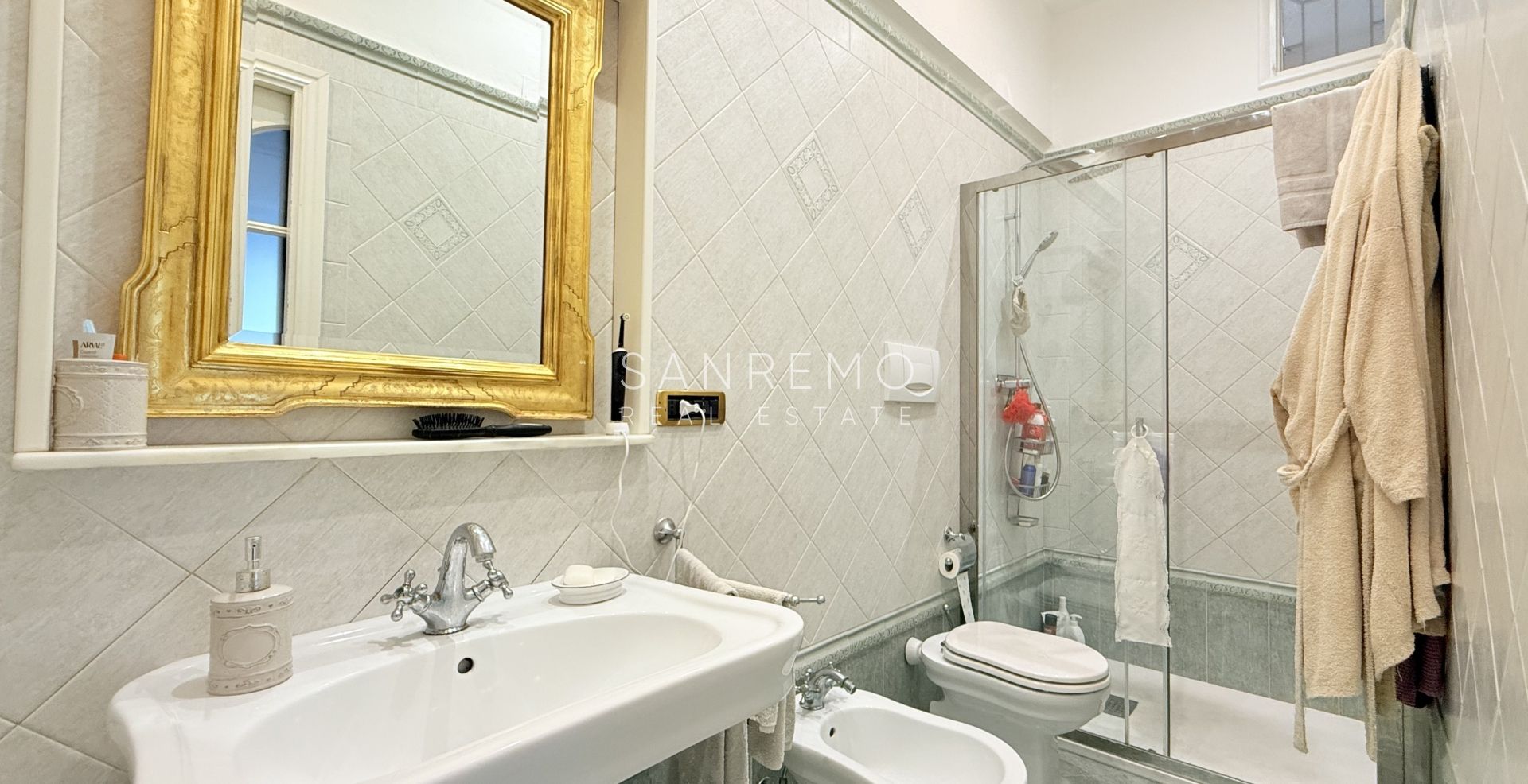 Two-level apartment with a beautiful view over the entire Gulf of Ospedaletti