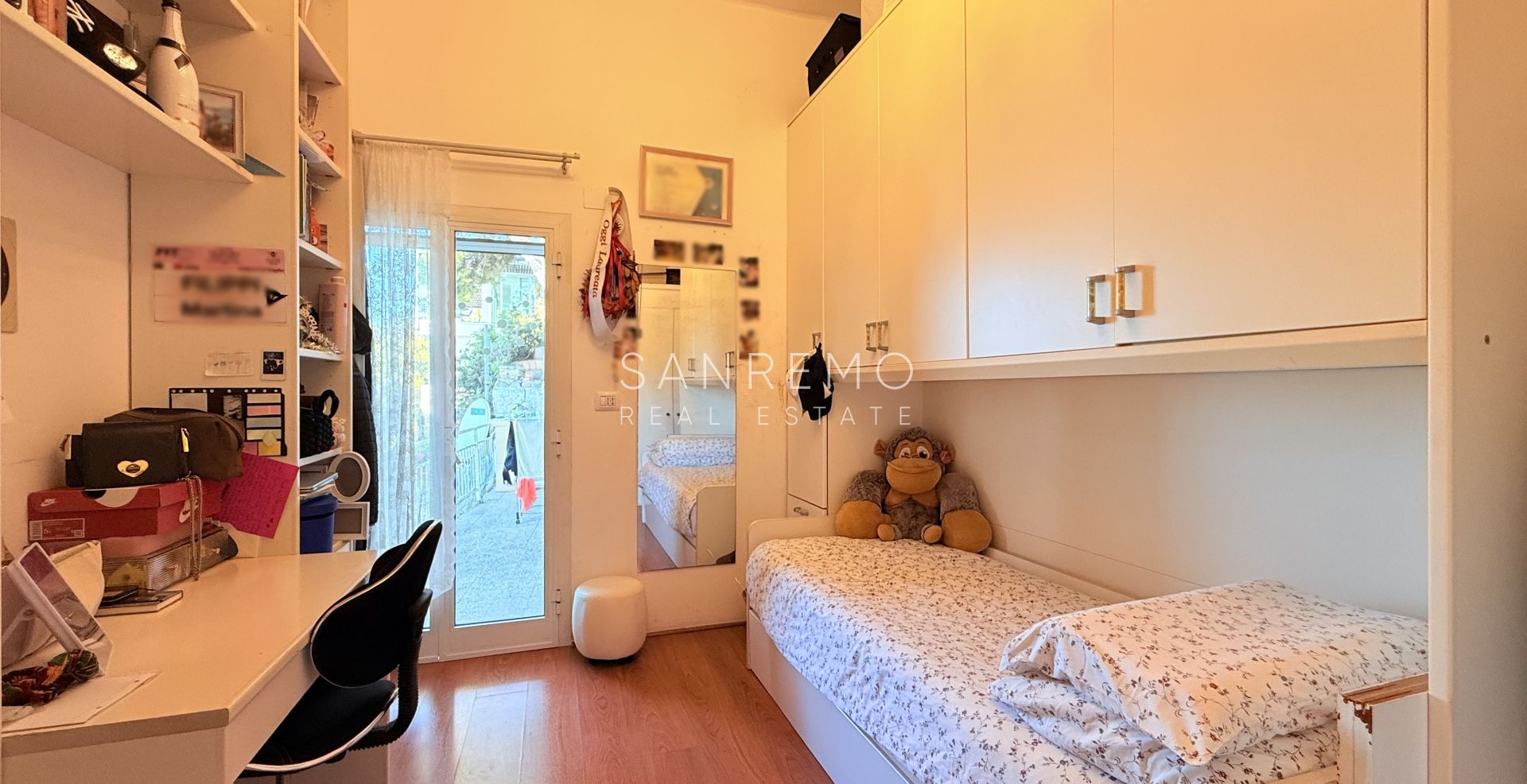 Two-level apartment with a beautiful view over the entire Gulf of Ospedaletti