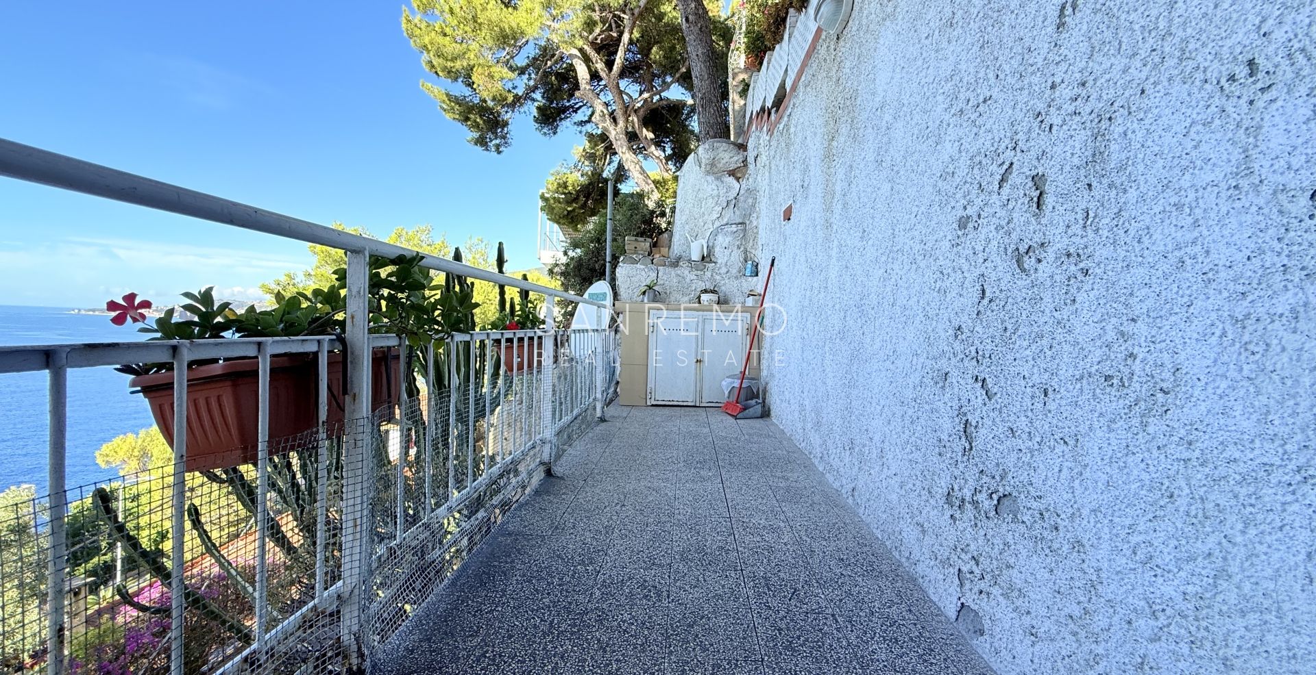 Two-level apartment with a beautiful view over the entire Gulf of Ospedaletti