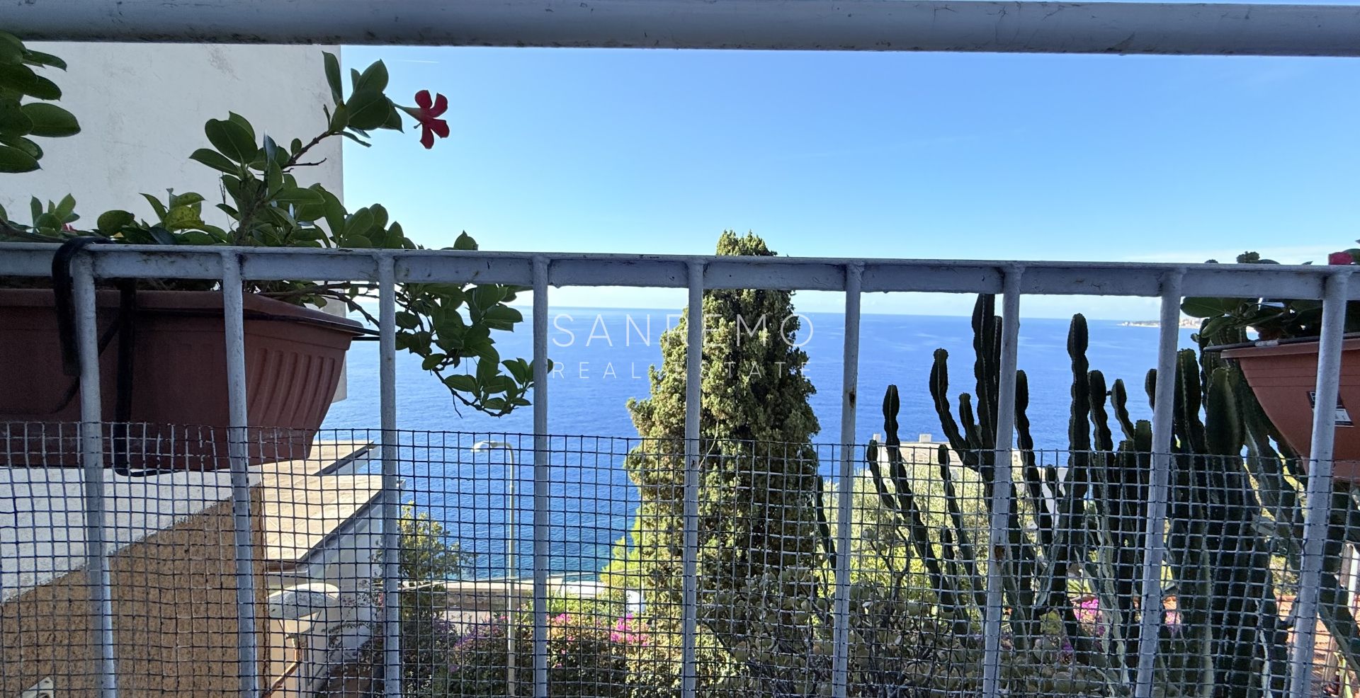Two-level apartment with a beautiful view over the entire Gulf of Ospedaletti