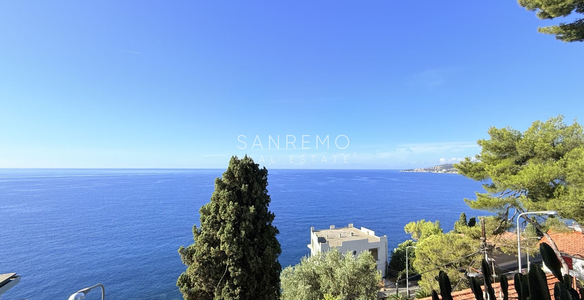 Two-level apartment with a beautiful view over the entire Gulf of Ospedaletti