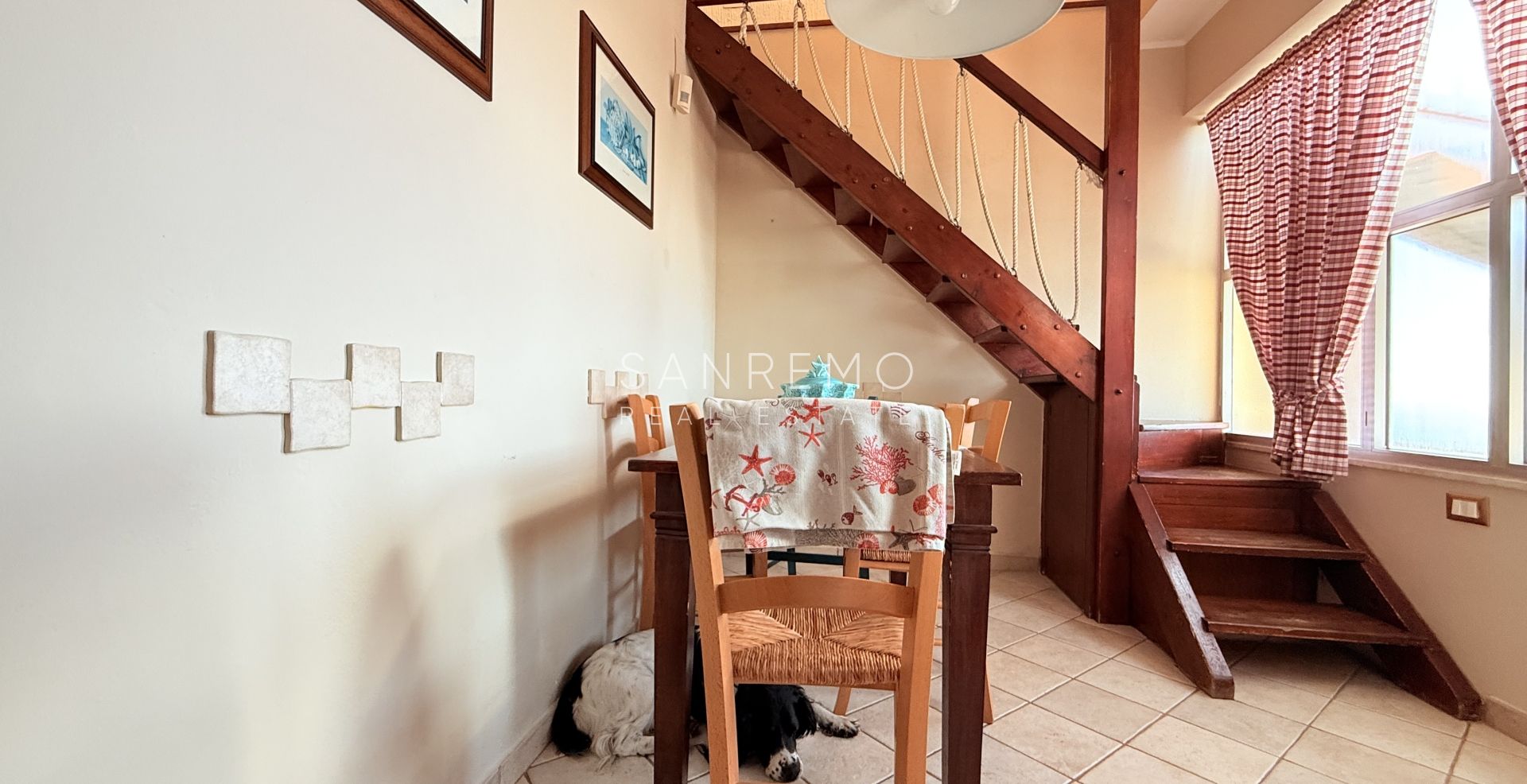 Two-level apartment with a beautiful view over the entire Gulf of Ospedaletti