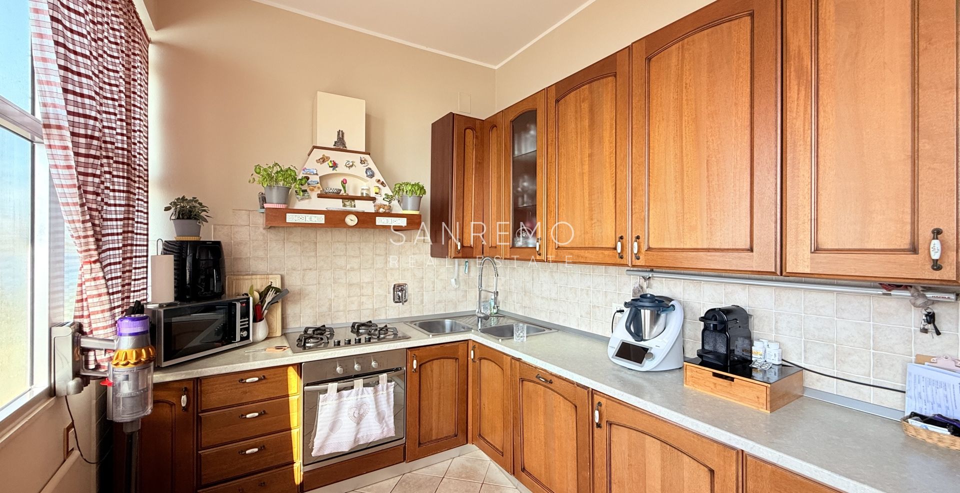 Two-level apartment with a beautiful view over the entire Gulf of Ospedaletti