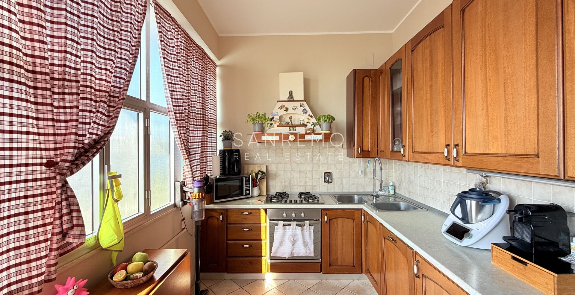 Two-level apartment with a beautiful view over the entire Gulf of Ospedaletti